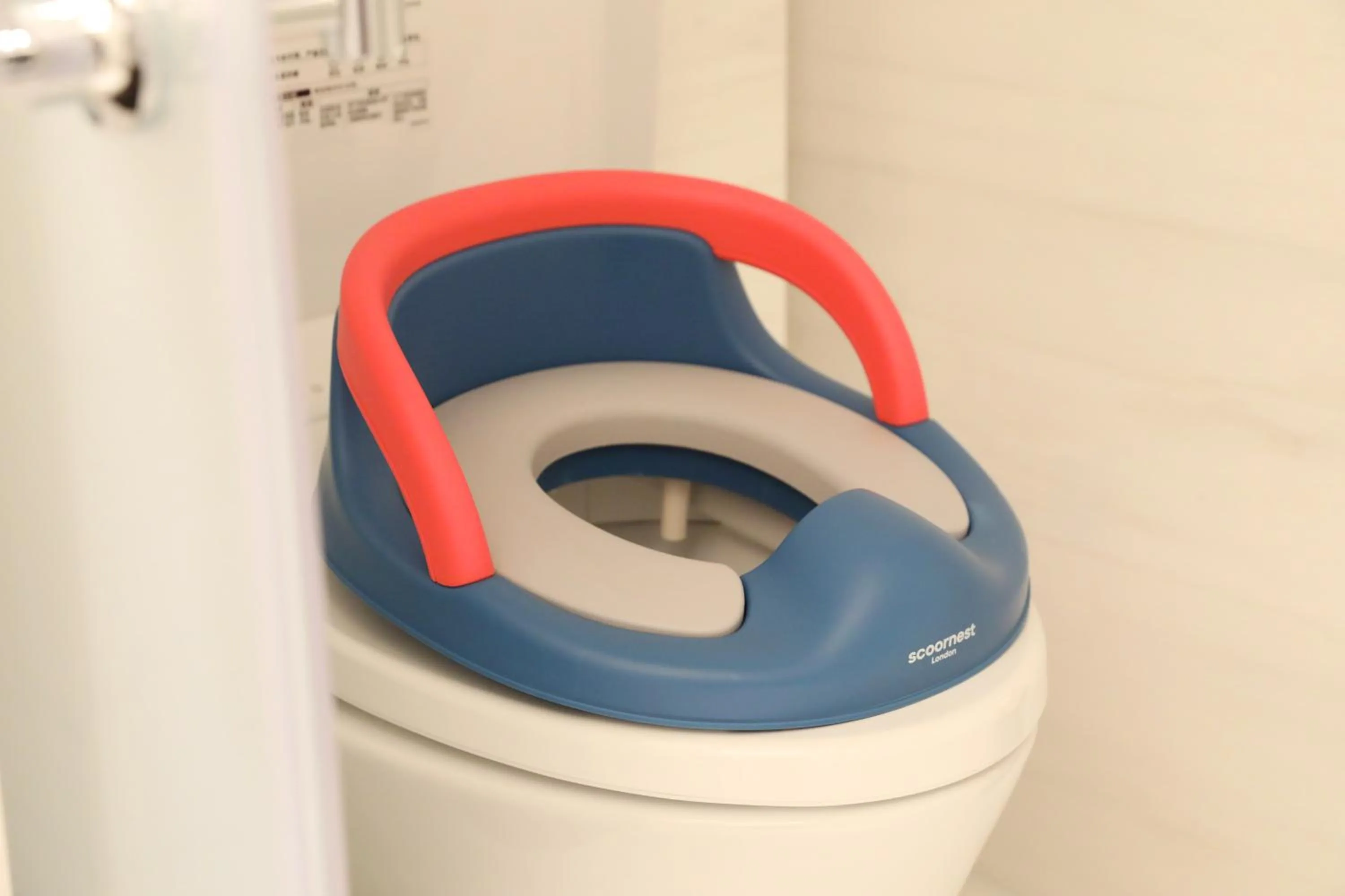 Bathroom in Shangri-La Qiantan, Shanghai - Steps away from the Oriental Sports Center, and easy reach the vibrant art scene of West Bund