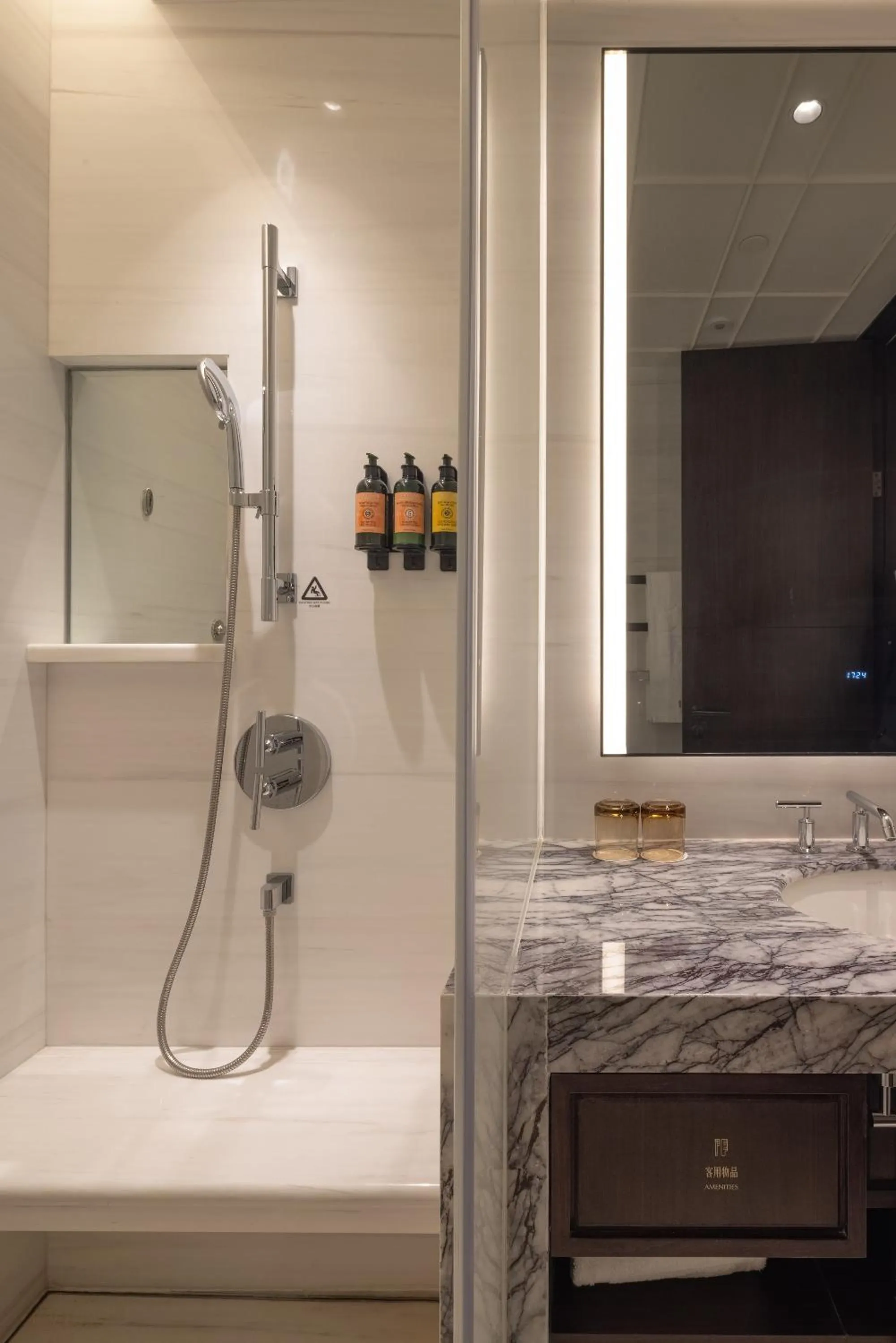 Bathroom in Shangri-La Qiantan, Shanghai - Steps away from the Oriental Sports Center, and easy reach the vibrant art scene of West Bund