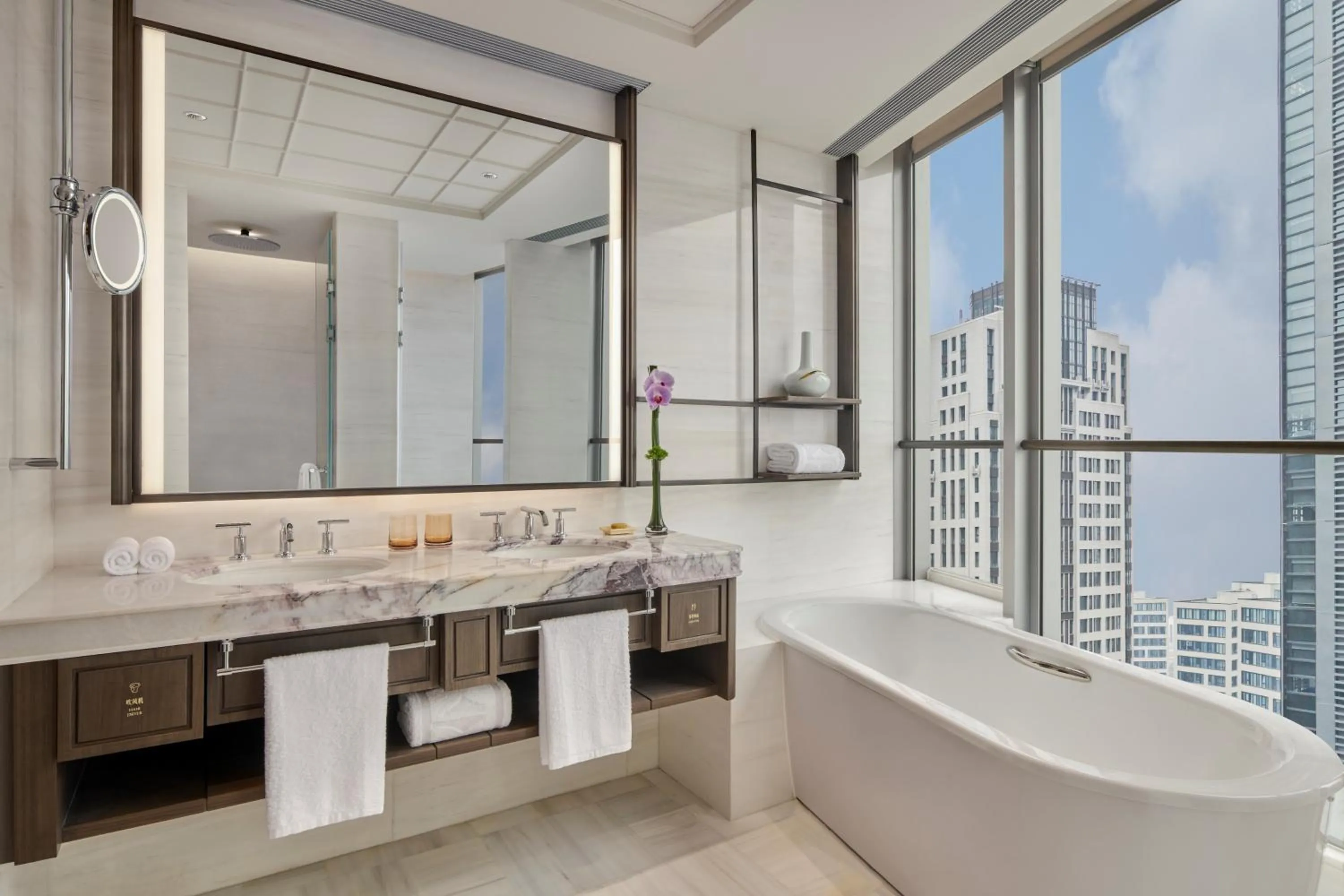 Bathroom in Shangri-La Qiantan, Shanghai - Steps away from the Oriental Sports Center, and easy reach the vibrant art scene of West Bund