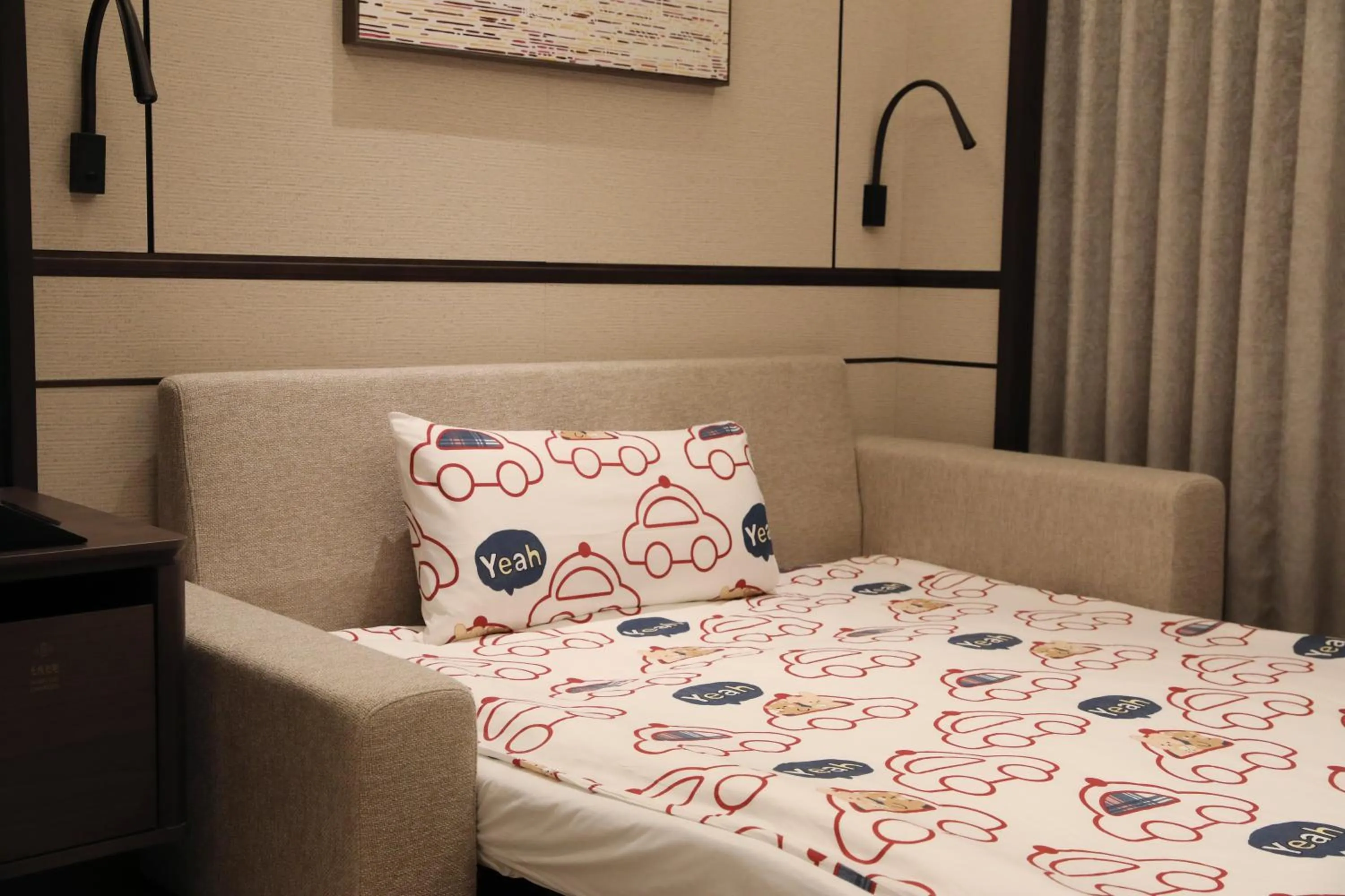 Bed in Shangri-La Qiantan, Shanghai - Steps away from the Oriental Sports Center, and easy reach the vibrant art scene of West Bund