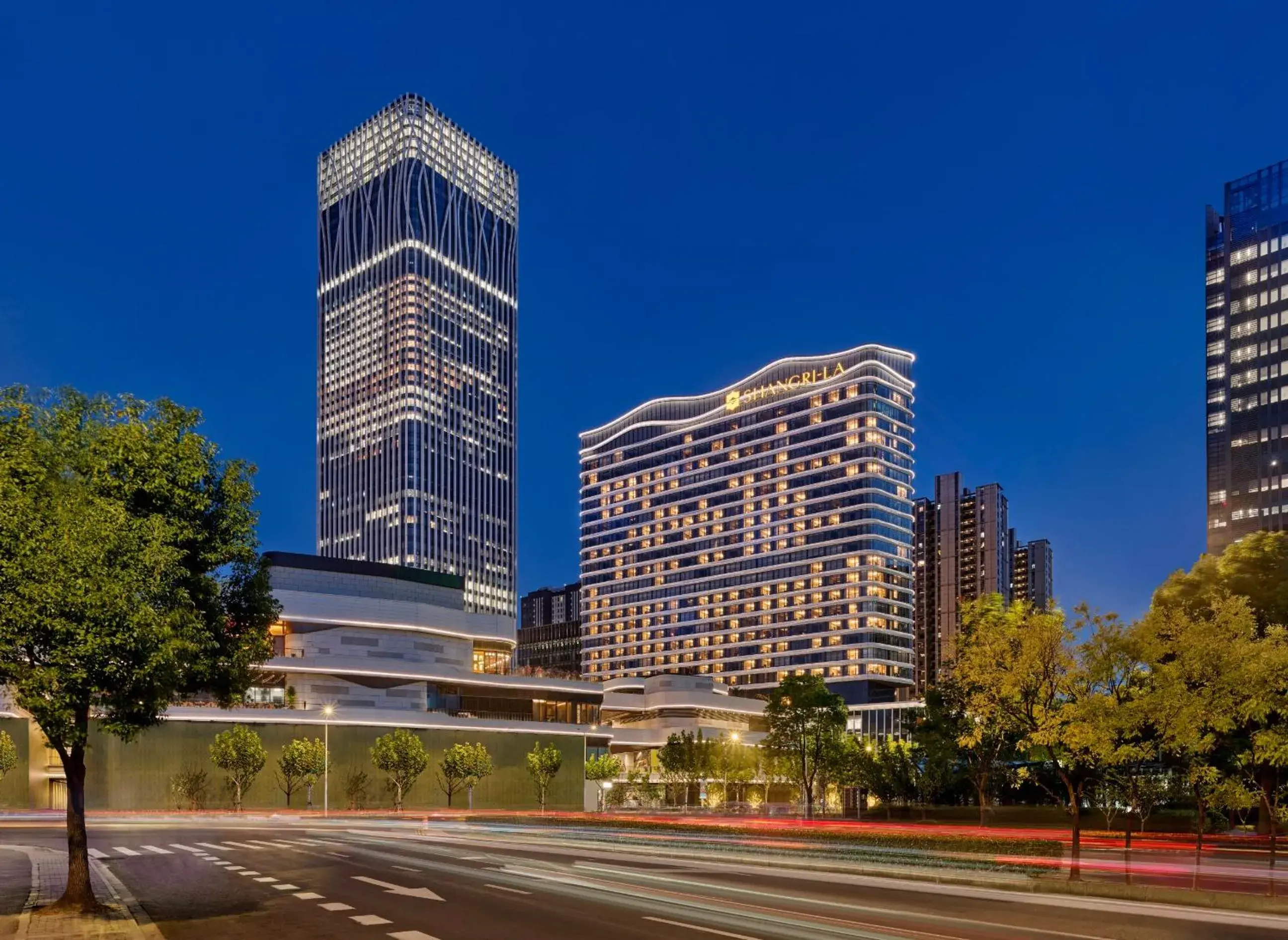 Property building in Shangri-La Qiantan, Shanghai - Steps away from the Oriental Sports Center, and easy reach the vibrant art scene of West Bund Property building in Shangri-La Qiantan, Shanghai - Steps away from the Oriental Sports Center, and easy reach the vibrant art scene of West Bund
