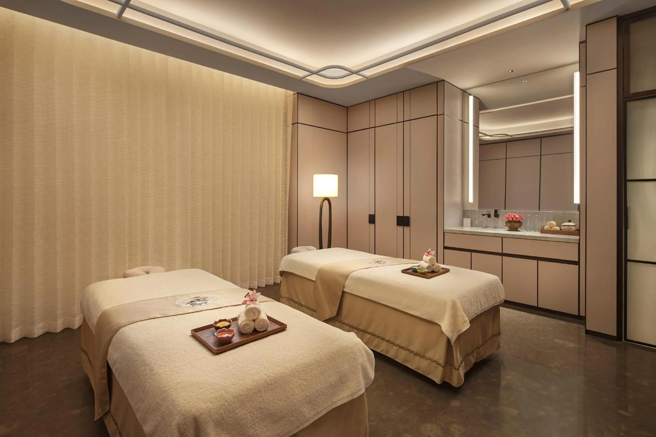 Massage, Bed in Shangri-La Qiantan, Shanghai - Steps away from the Oriental Sports Center, and easy reach the vibrant art scene of West Bund