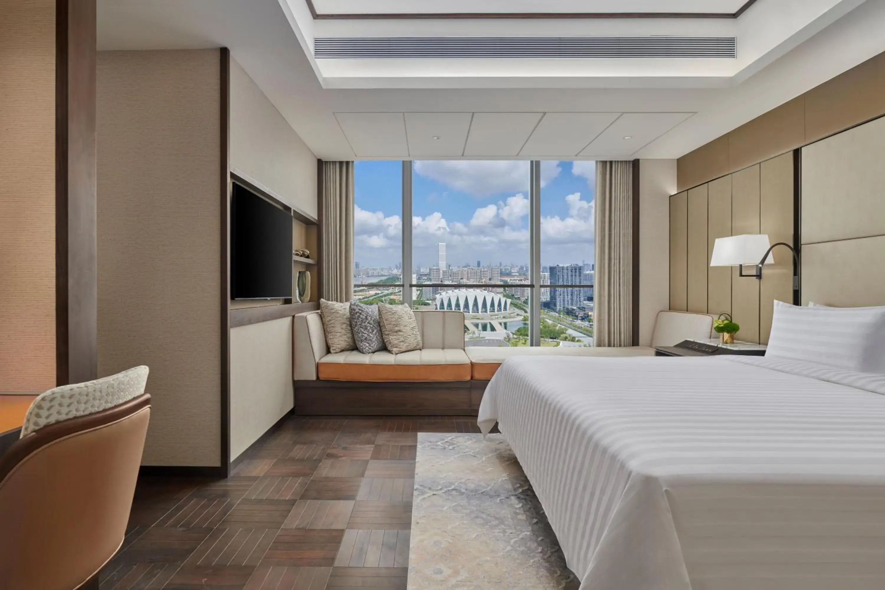 Photo of the whole room, Bed in Shangri-La Qiantan, Shanghai - Steps away from the Oriental Sports Center, and easy reach the vibrant art scene of West Bund Photo of the whole room, Bed in Shangri-La Qiantan, Shanghai - Steps away from the Oriental Sports Center, and easy reach the vibrant art scene of West Bund