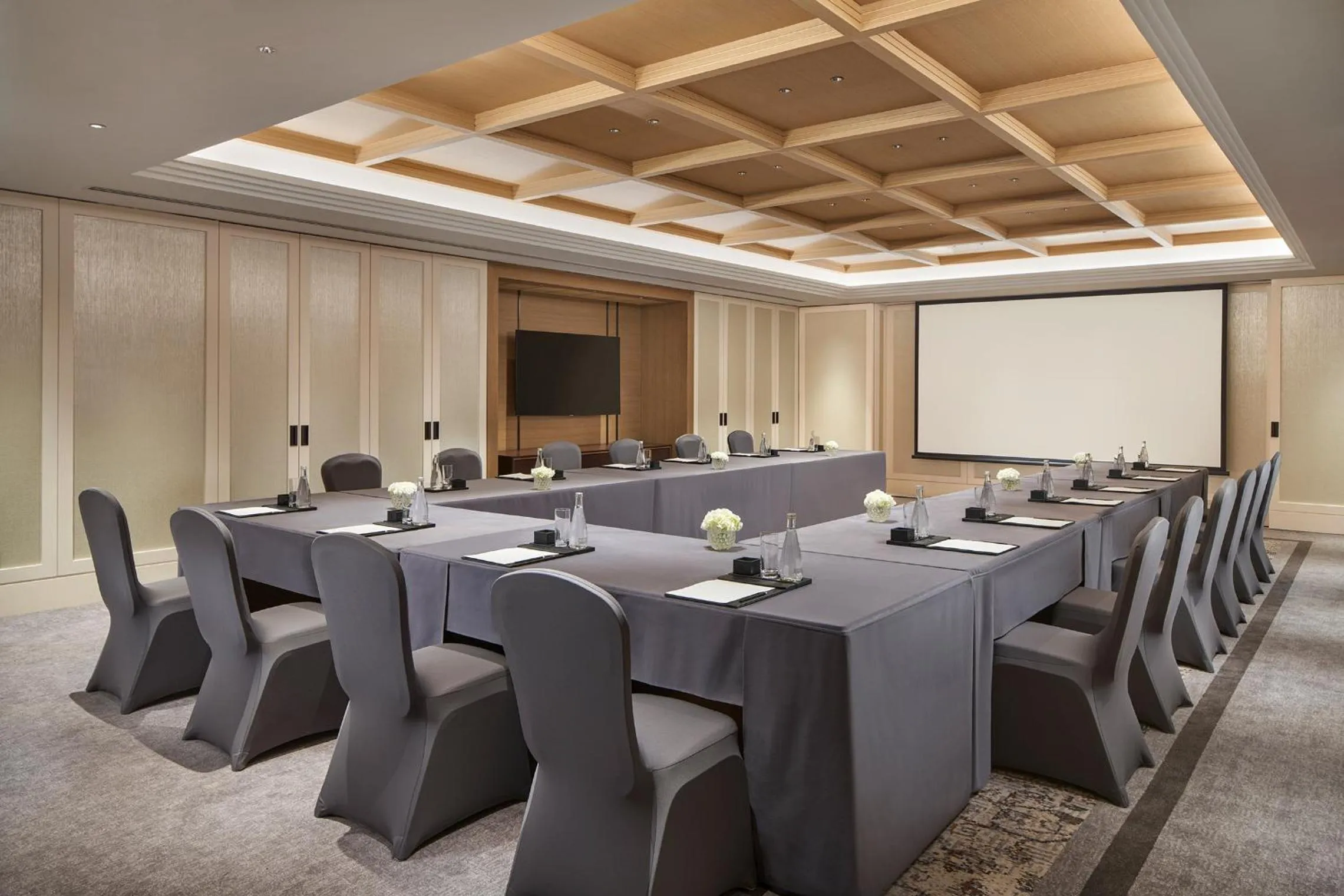 Business facilities in Shangri-La Qiantan, Shanghai - Steps away from the Oriental Sports Center, and easy reach the vibrant art scene of West Bund