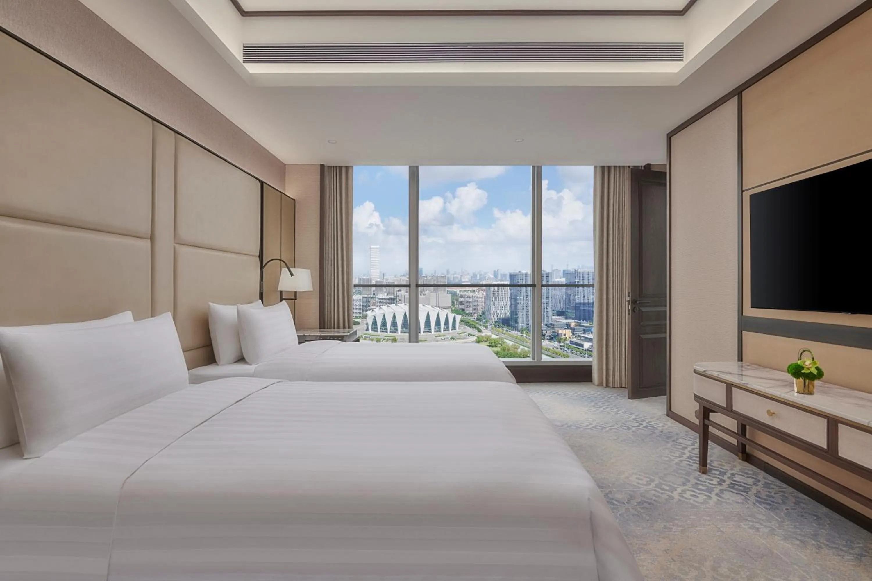 Photo of the whole room, Bed in Shangri-La Qiantan, Shanghai - Steps away from the Oriental Sports Center, and easy reach the vibrant art scene of West Bund