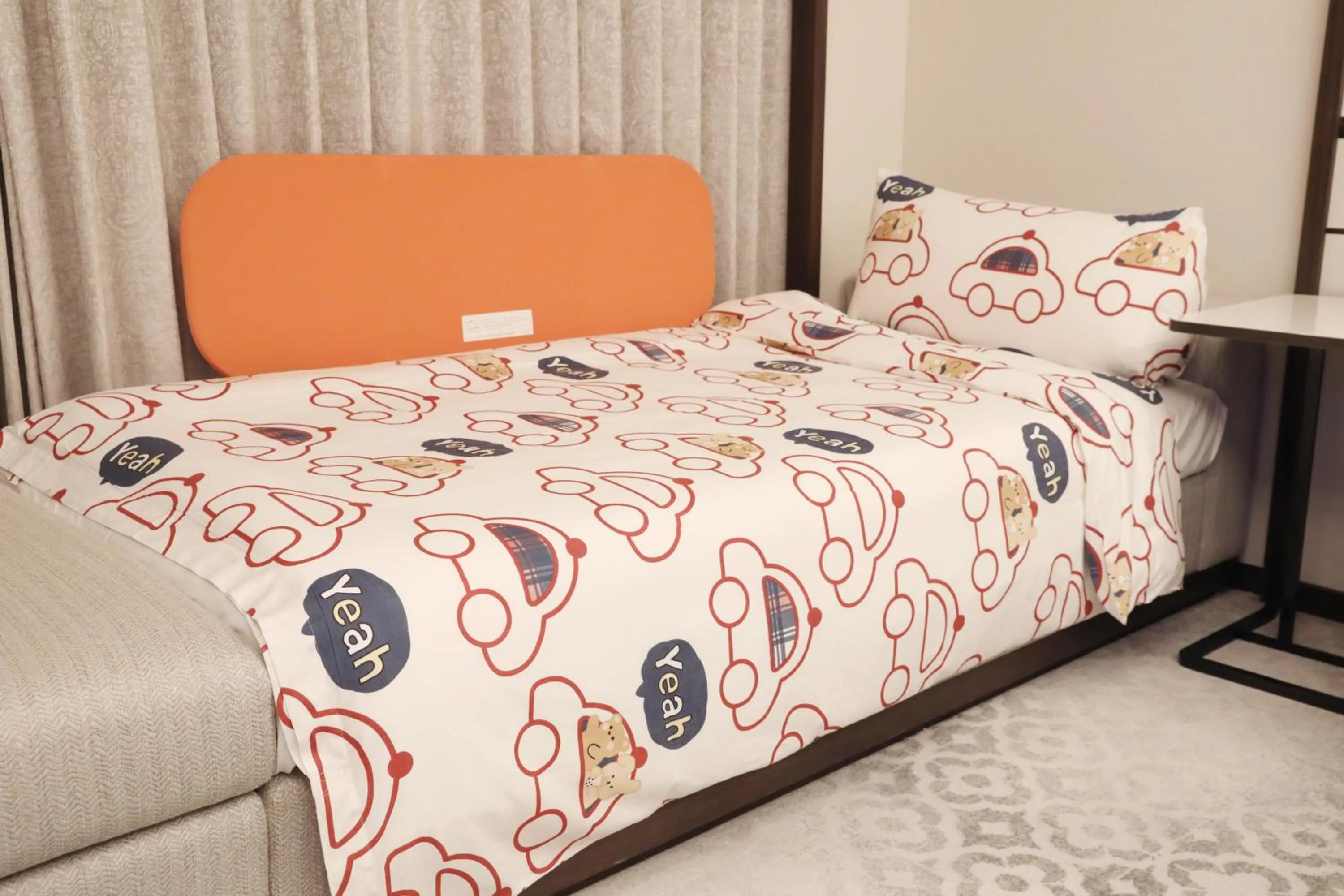 Bed in Shangri-La Qiantan, Shanghai - Steps away from the Oriental Sports Center, and easy reach the vibrant art scene of West Bund