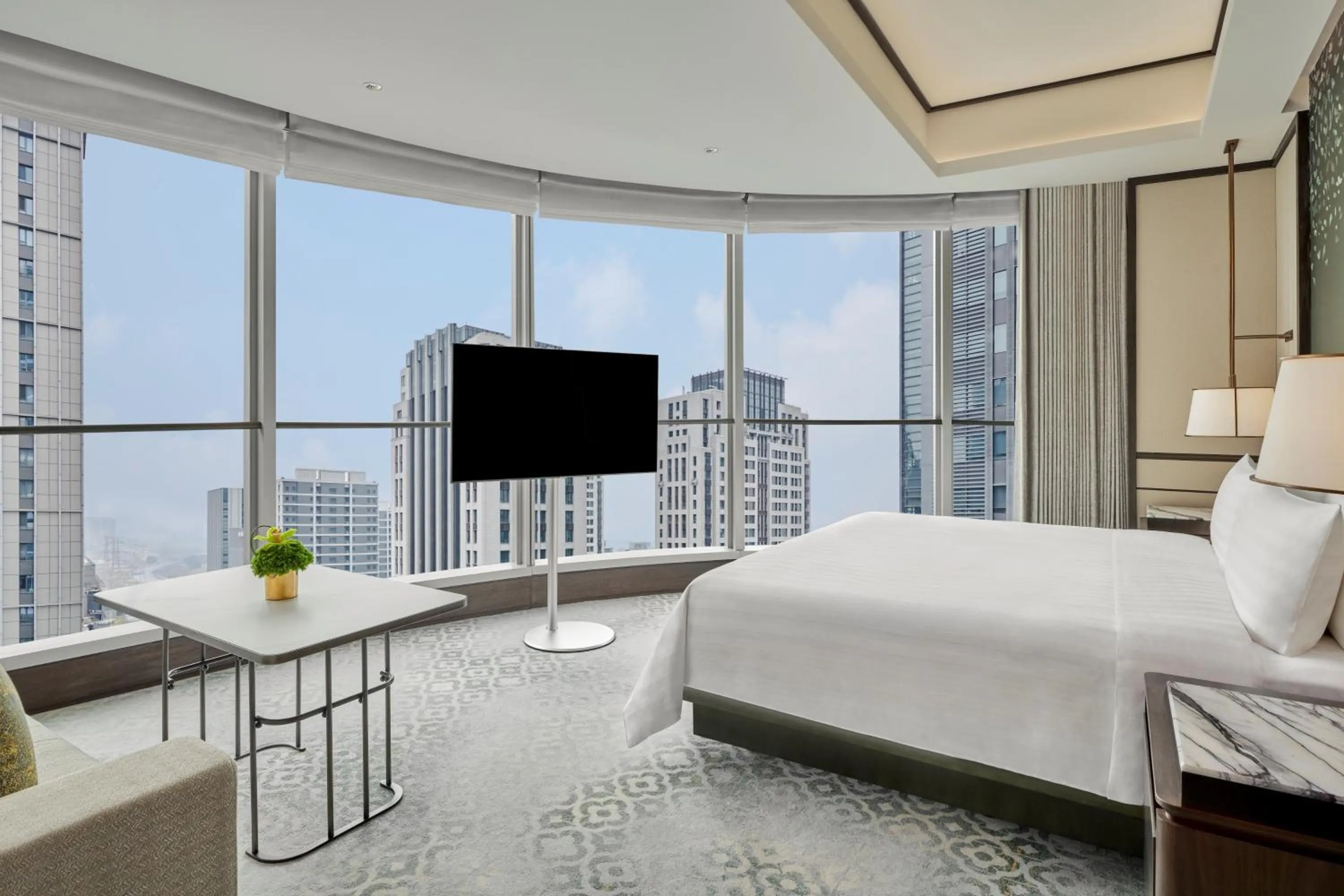 Photo of the whole room, Bed in Shangri-La Qiantan, Shanghai - Steps away from the Oriental Sports Center, and easy reach the vibrant art scene of West Bund