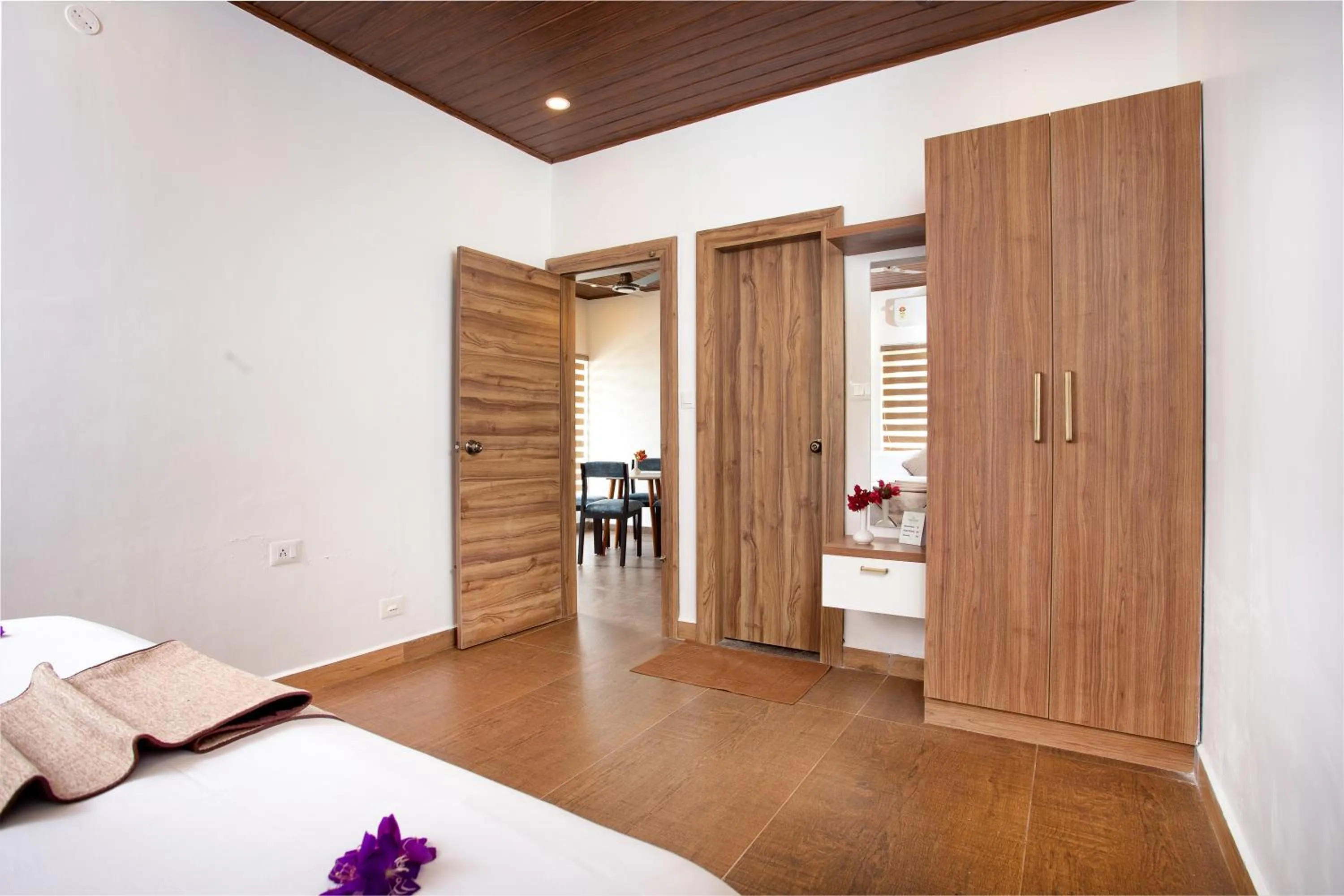 Living room, Bed in Ramee Wolkenburg Resort & Spa, Munnar