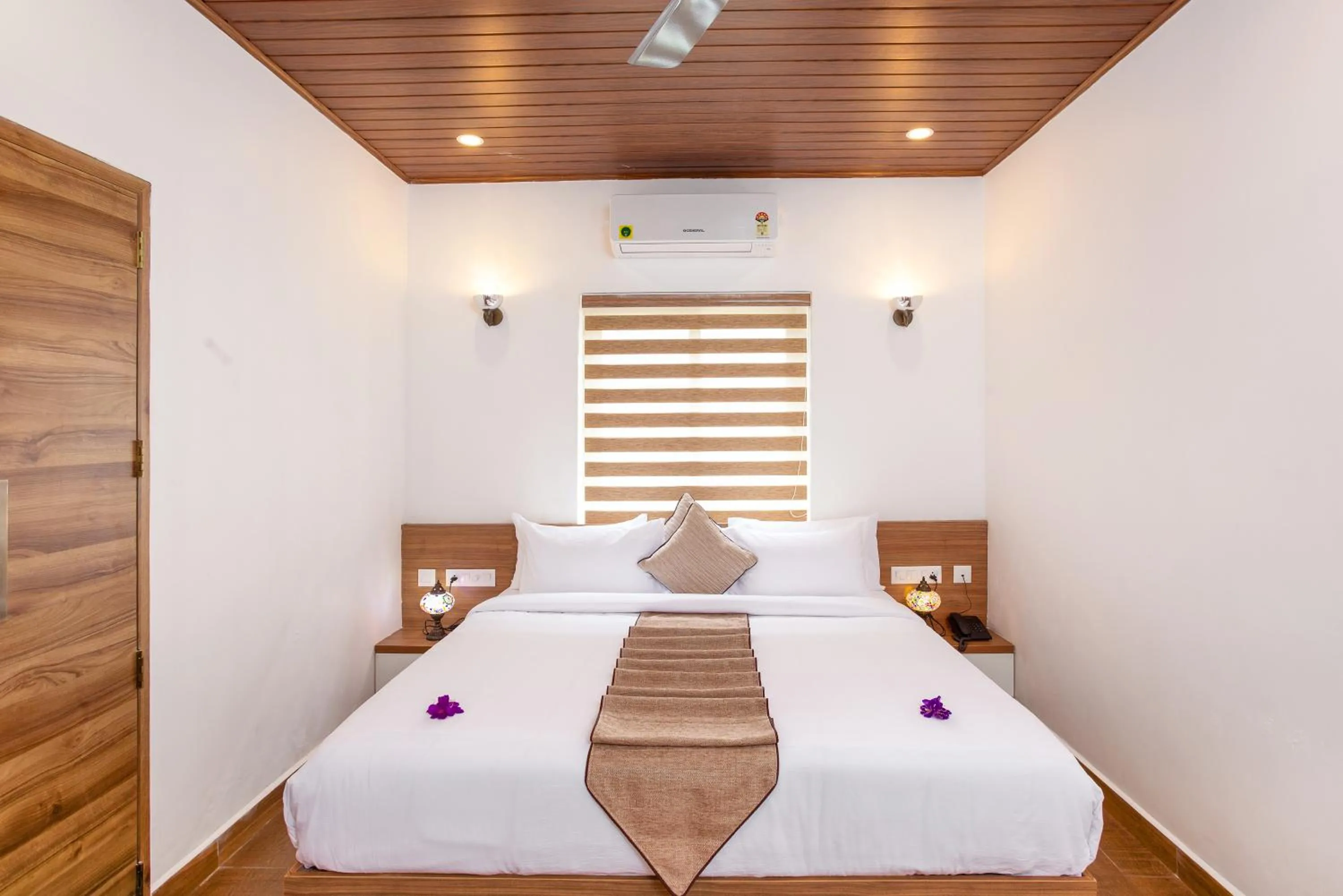 Bedroom, Bed in Ramee Wolkenburg Resort & Spa, Munnar