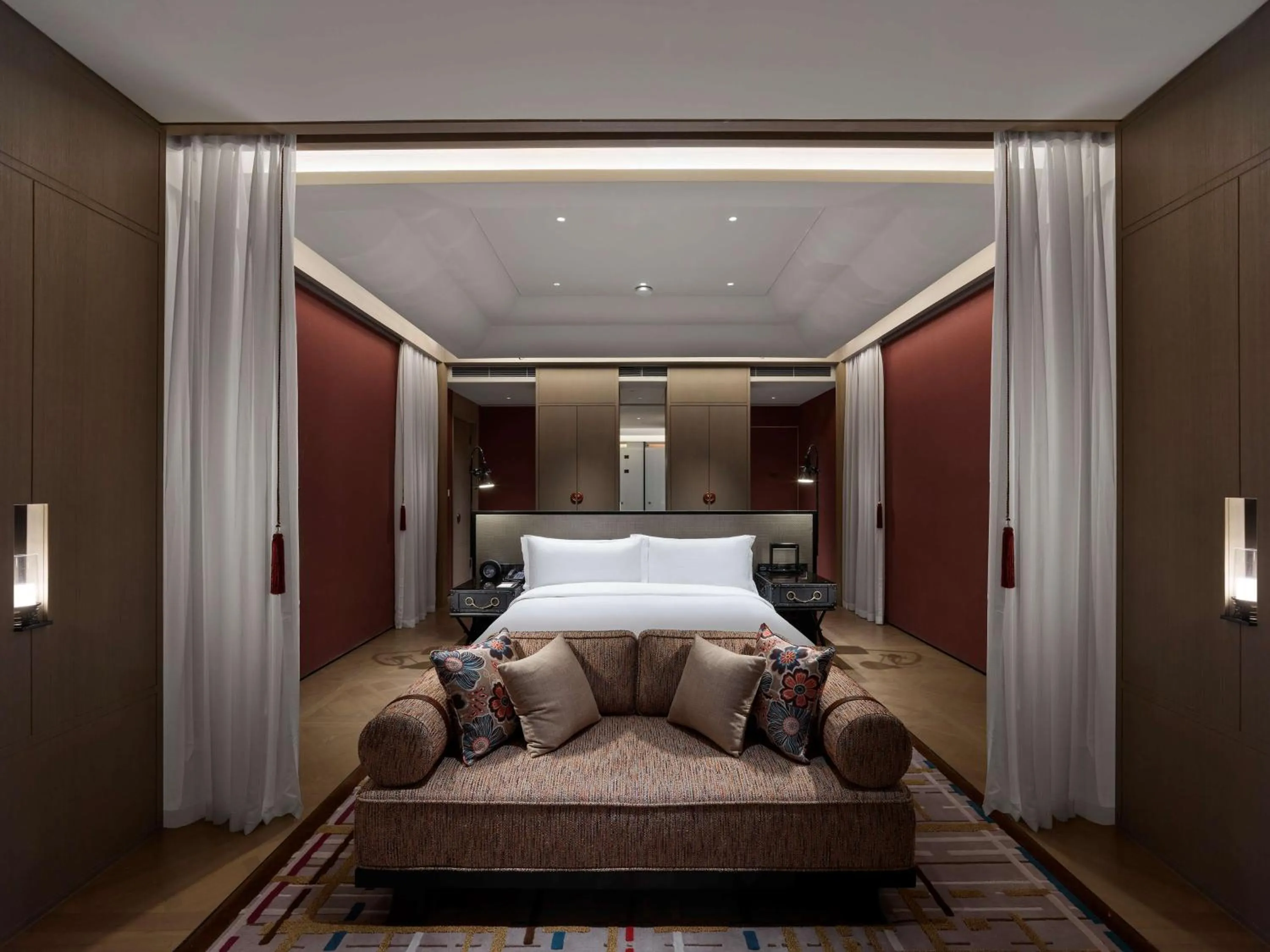 Living room, Bed in Hilton Shigatse