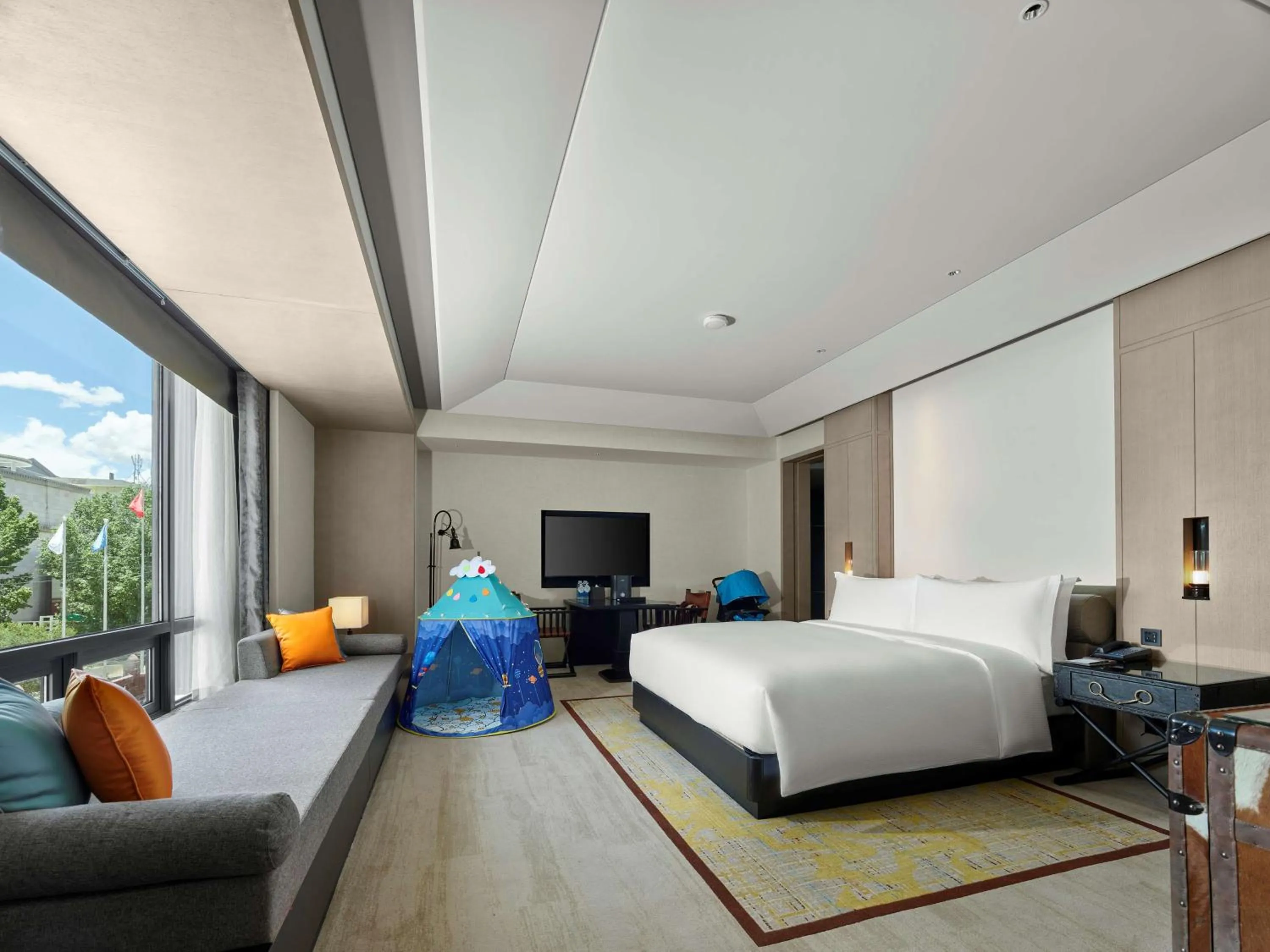 Living room, Bed in Hilton Shigatse