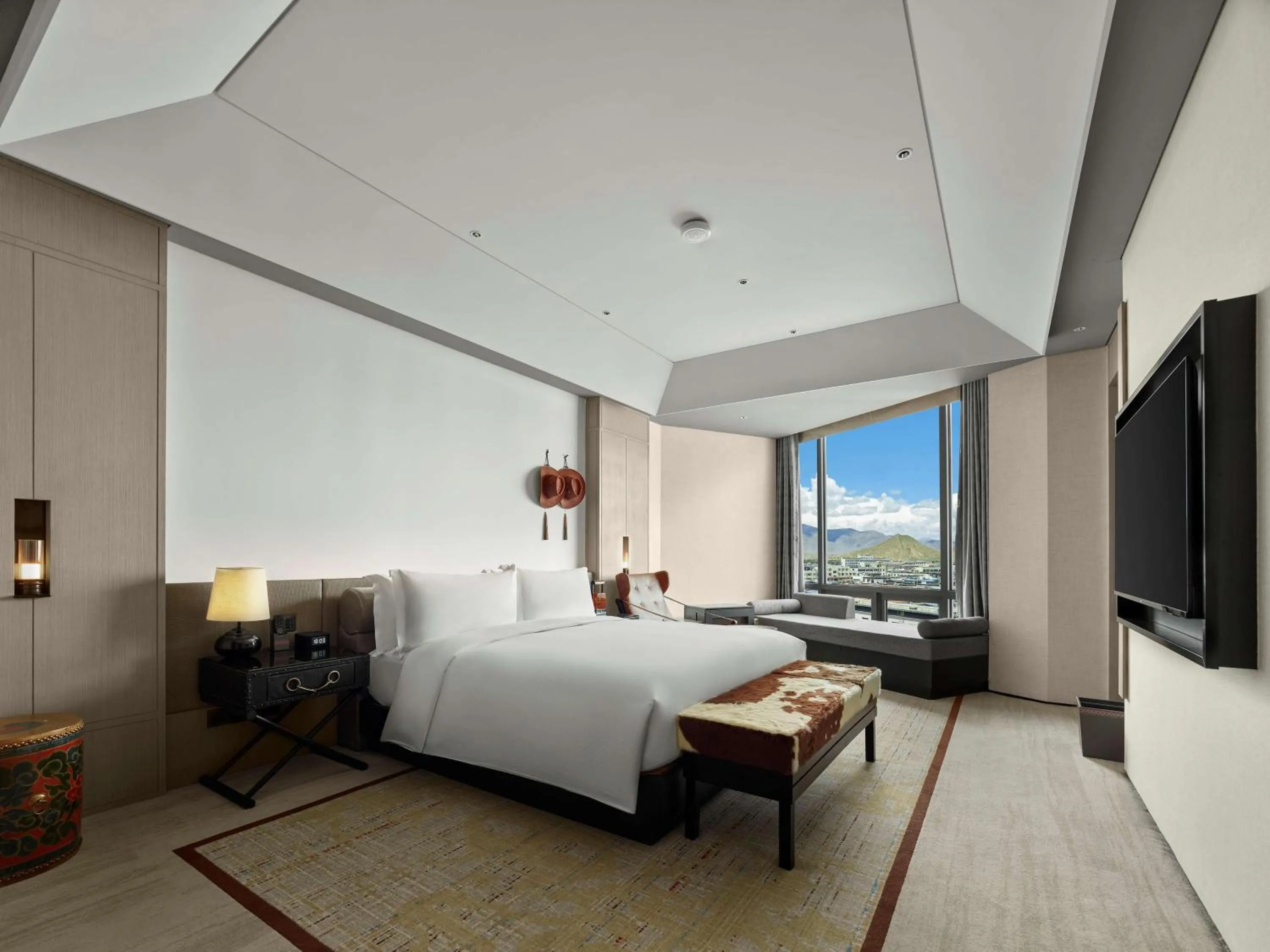 Living room, Bed in Hilton Shigatse