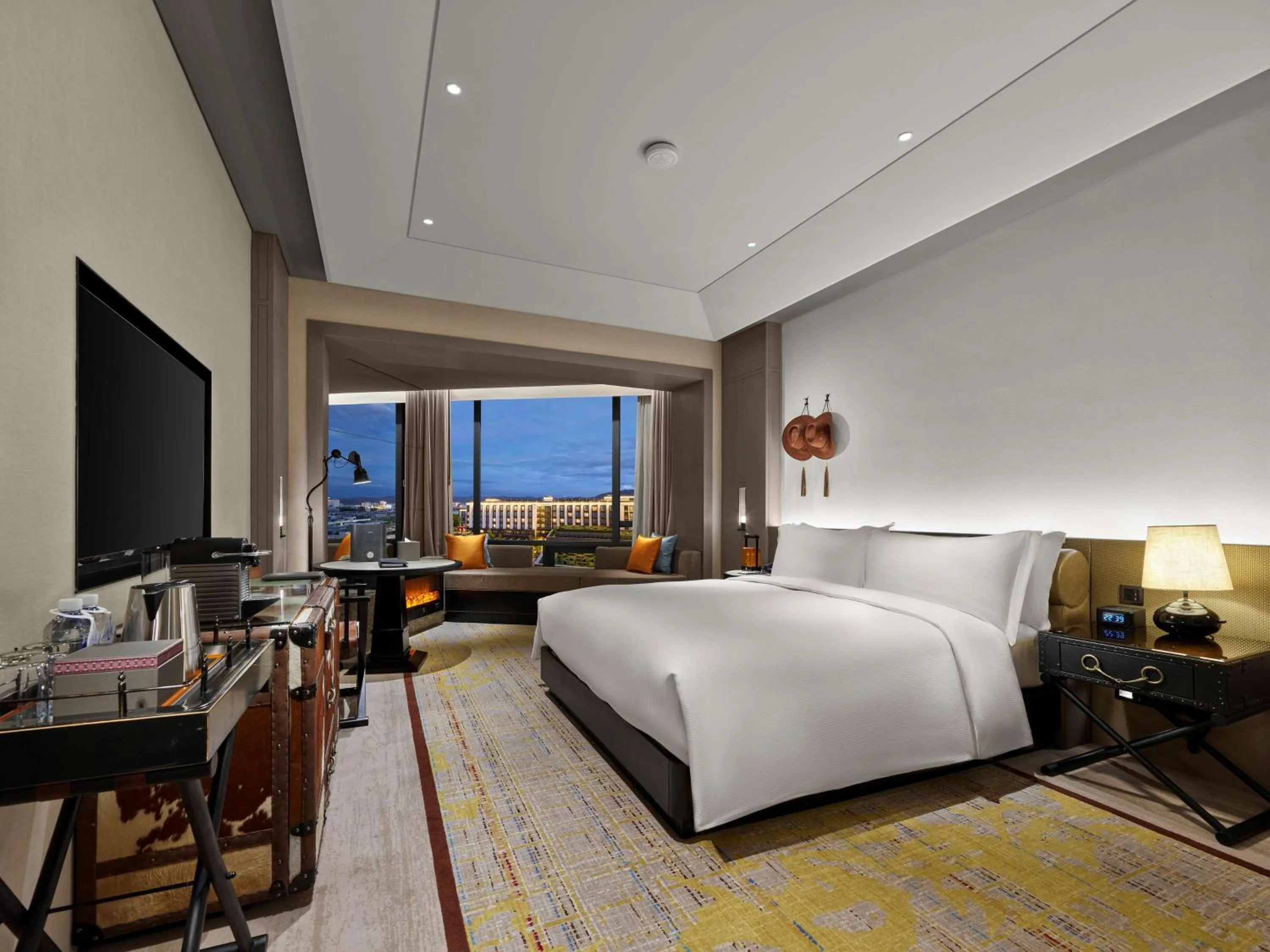 Living room, Bed in Hilton Shigatse