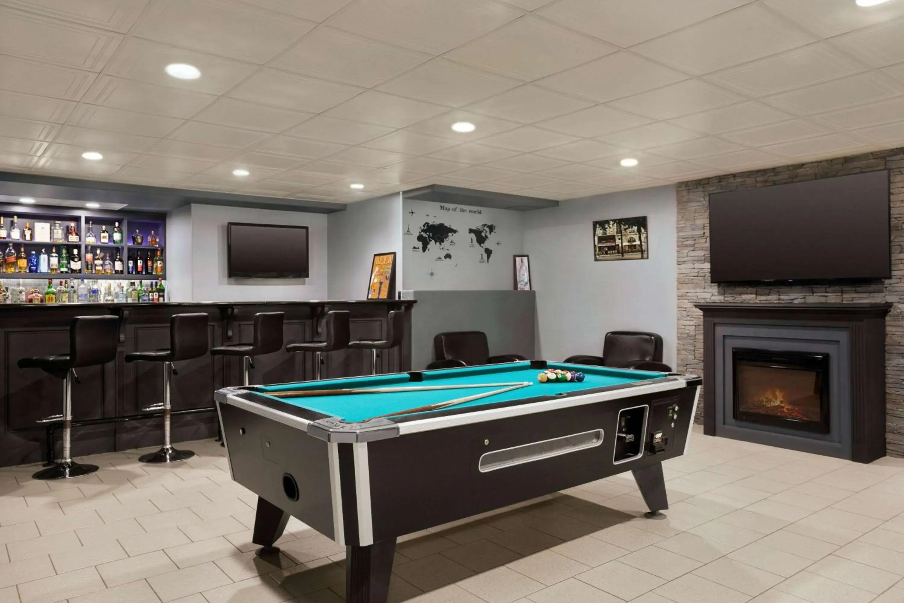 Lounge or bar in Days Inn by Wyndham Leamington Lounge or bar in Days Inn by Wyndham Leamington