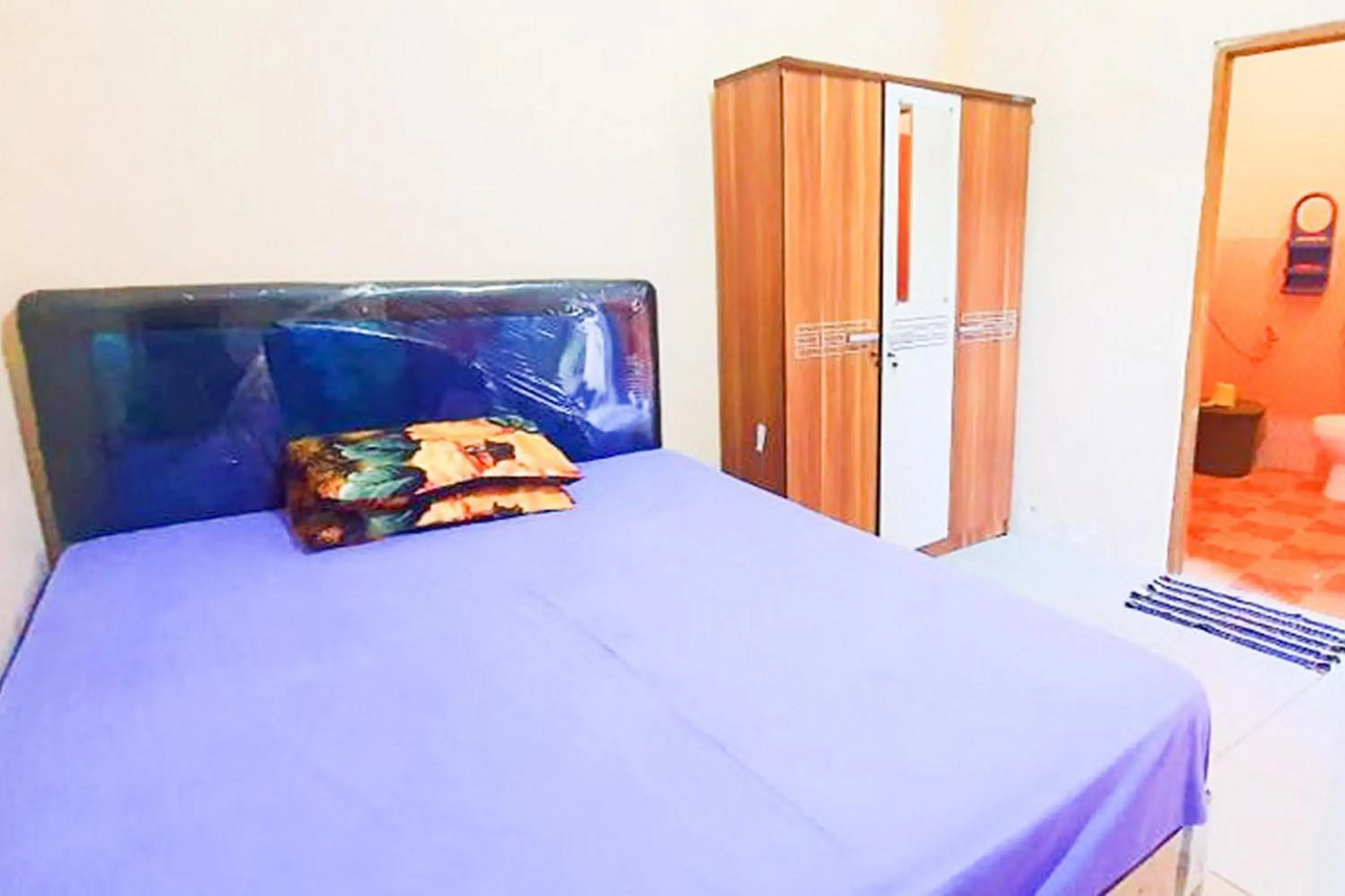Bed in Green Kanca Syariah Guest House Mitra RedDoorz Bed in Green Kanca Syariah Guest House Mitra RedDoorz