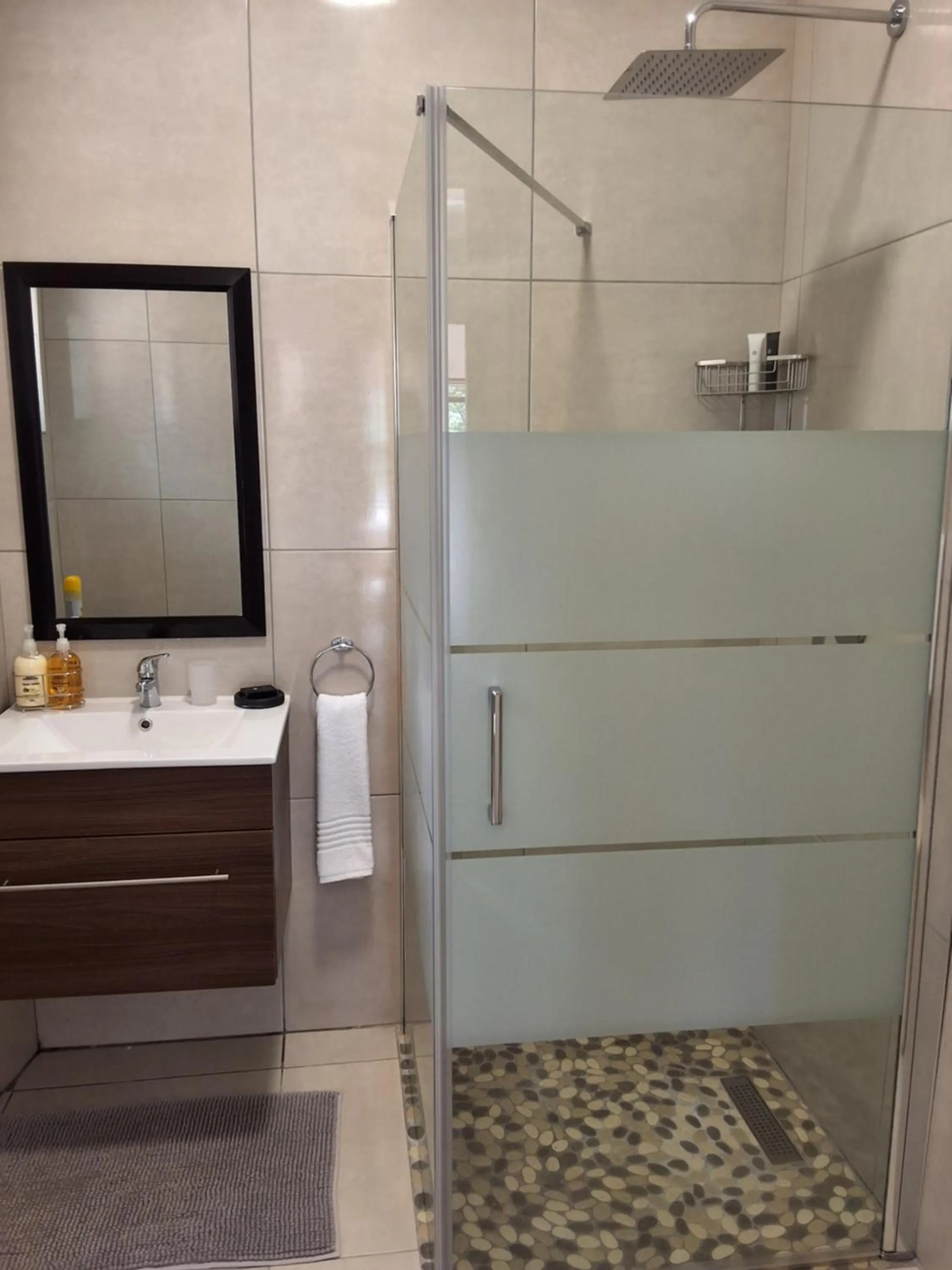 Shower in CityView, a stunning modern apartment