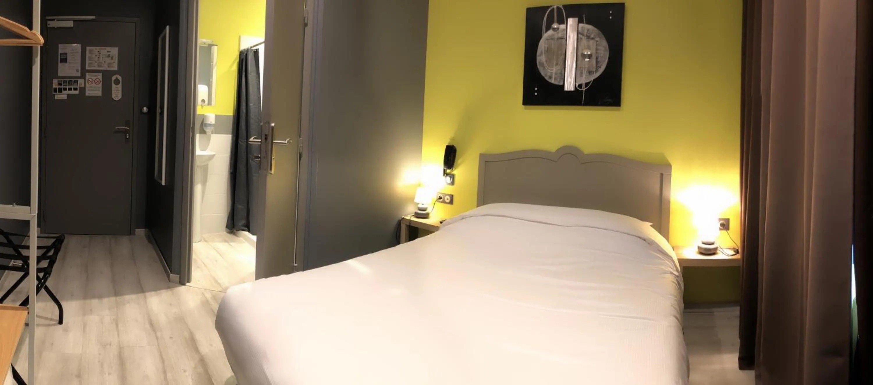 Bed in Hotel de l'Abbaye à Cluny