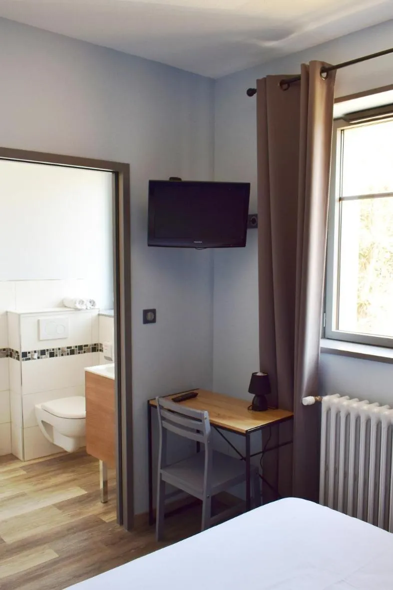 Bed in Hotel de l'Abbaye à Cluny