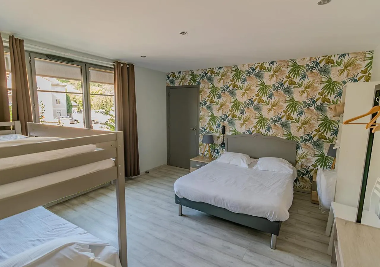 Bed in Hotel de l'Abbaye à Cluny