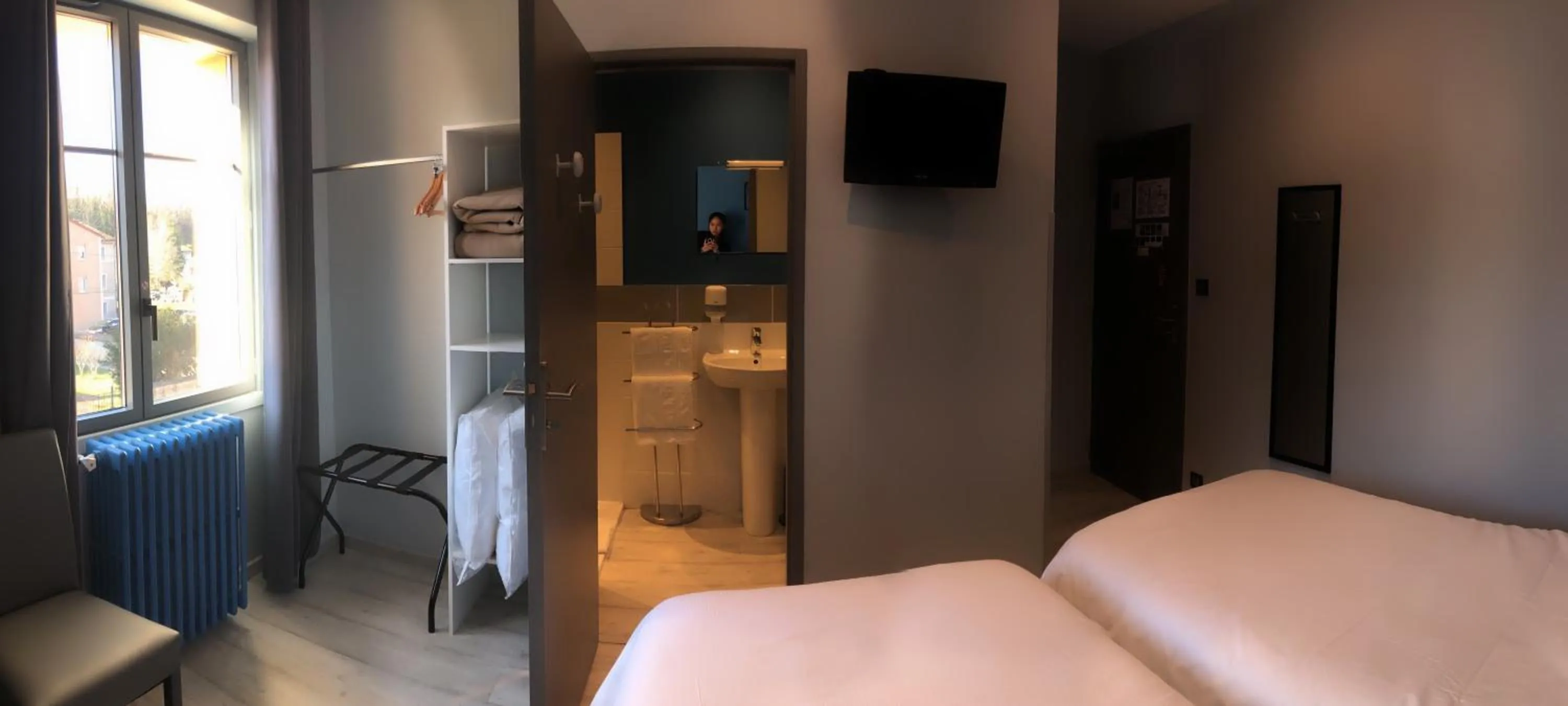 Bed in Hotel de l'Abbaye à Cluny