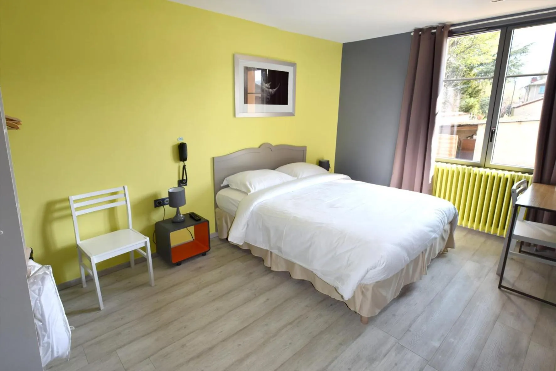 Bed in Hotel de l'Abbaye à Cluny