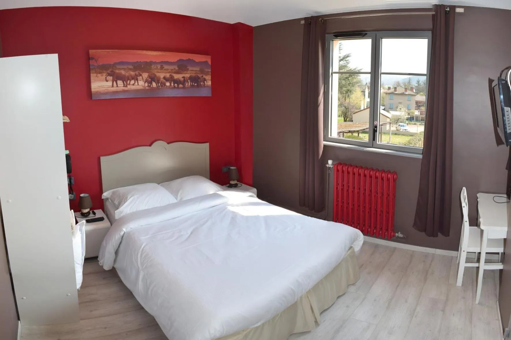 Bed in Hotel de l'Abbaye à Cluny