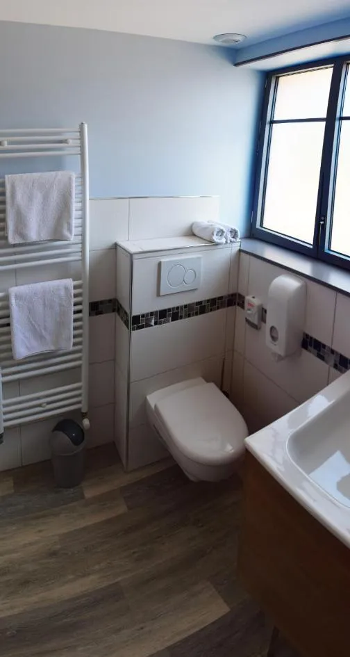 Bathroom in Hotel de l'Abbaye à Cluny