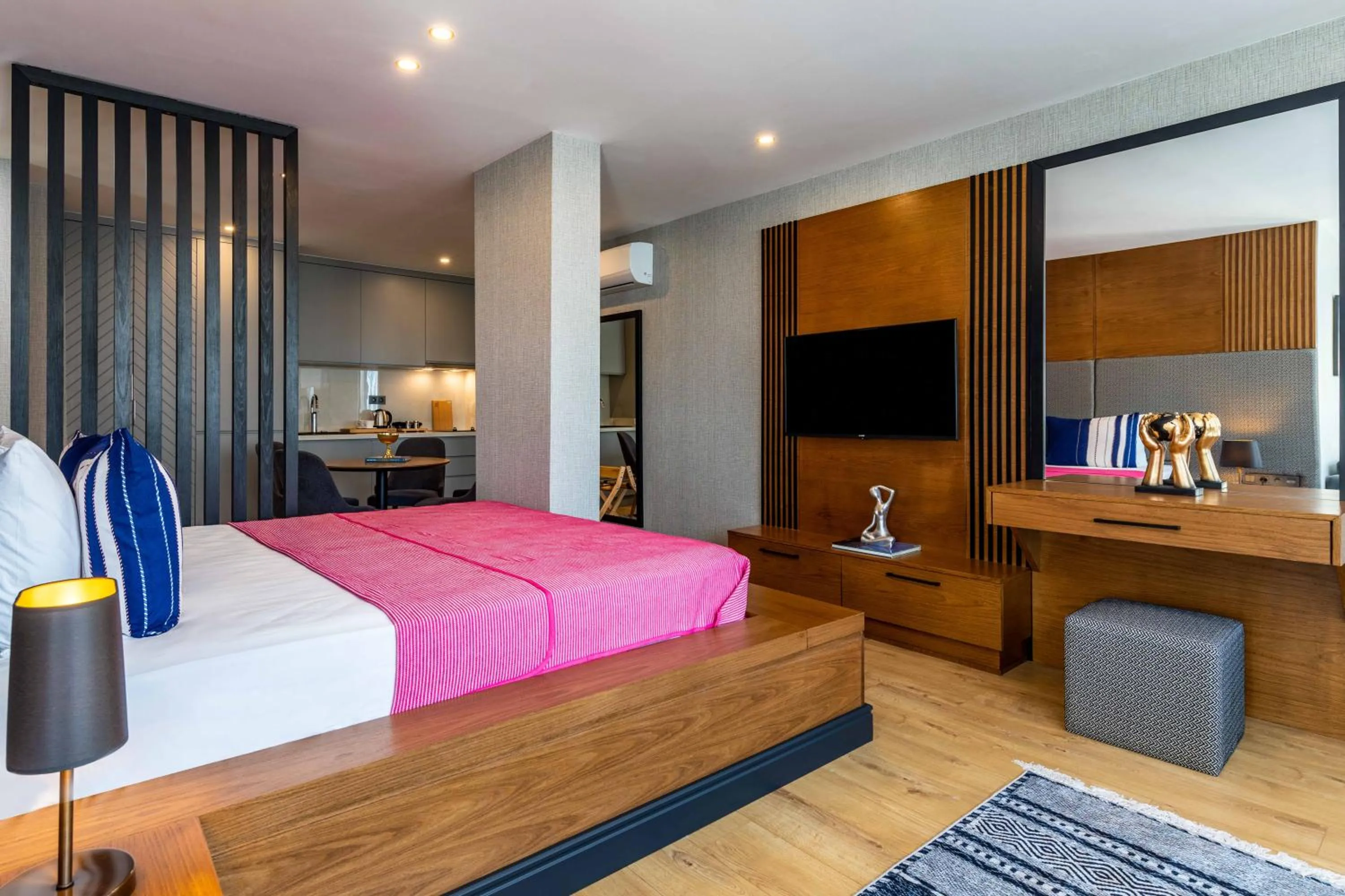 Photo of the whole room, Bed in SALA SUITES