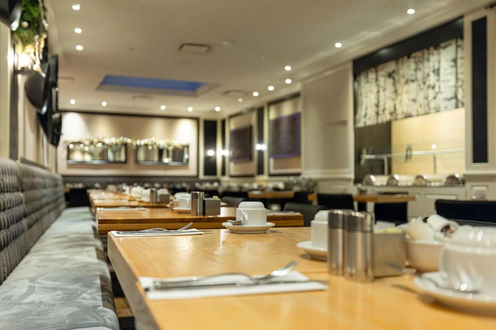 Restaurant/places to eat in Hotel Manoir Victoria