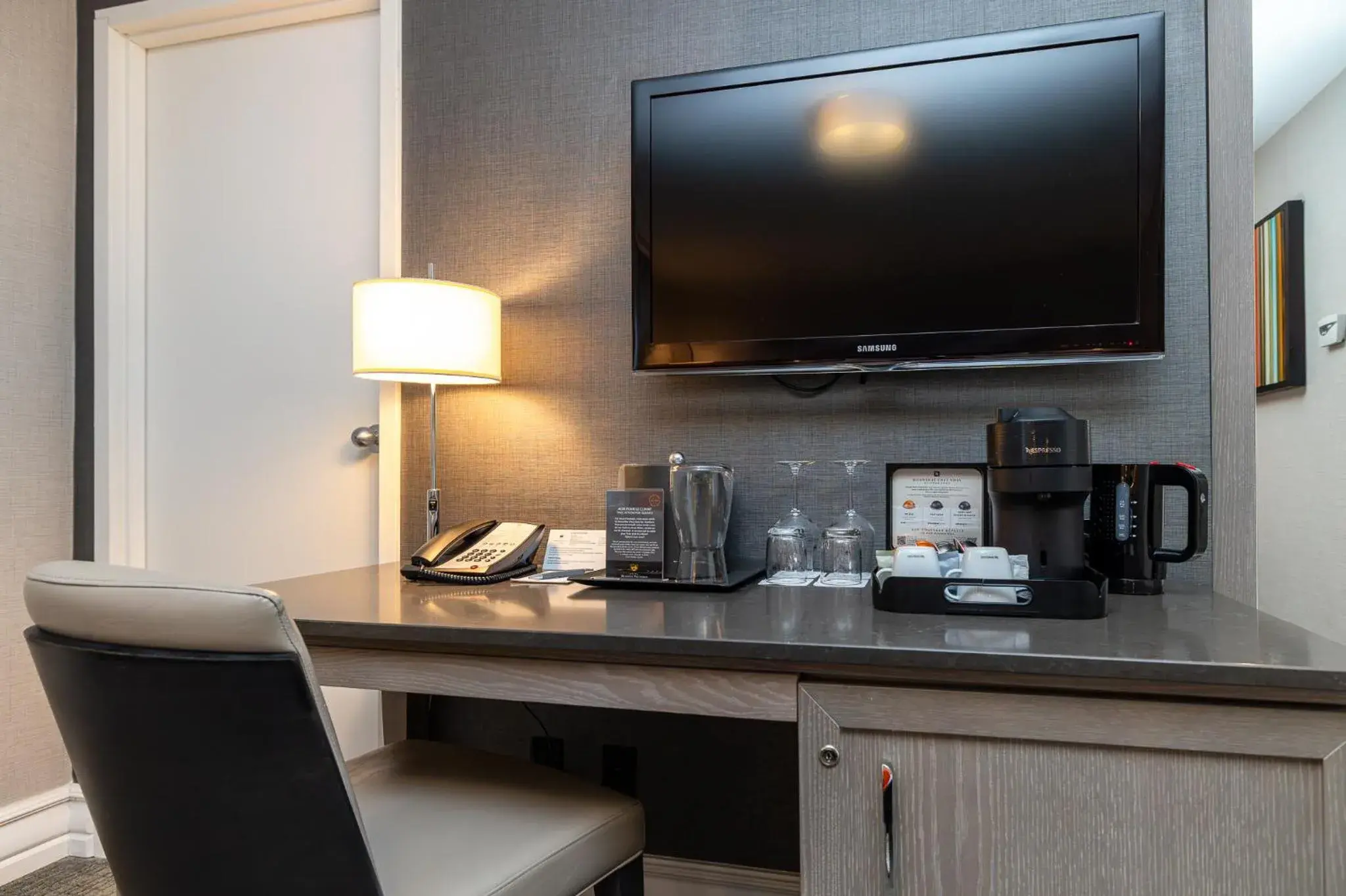 Bedroom in Hotel Manoir Victoria Bedroom in Hotel Manoir Victoria