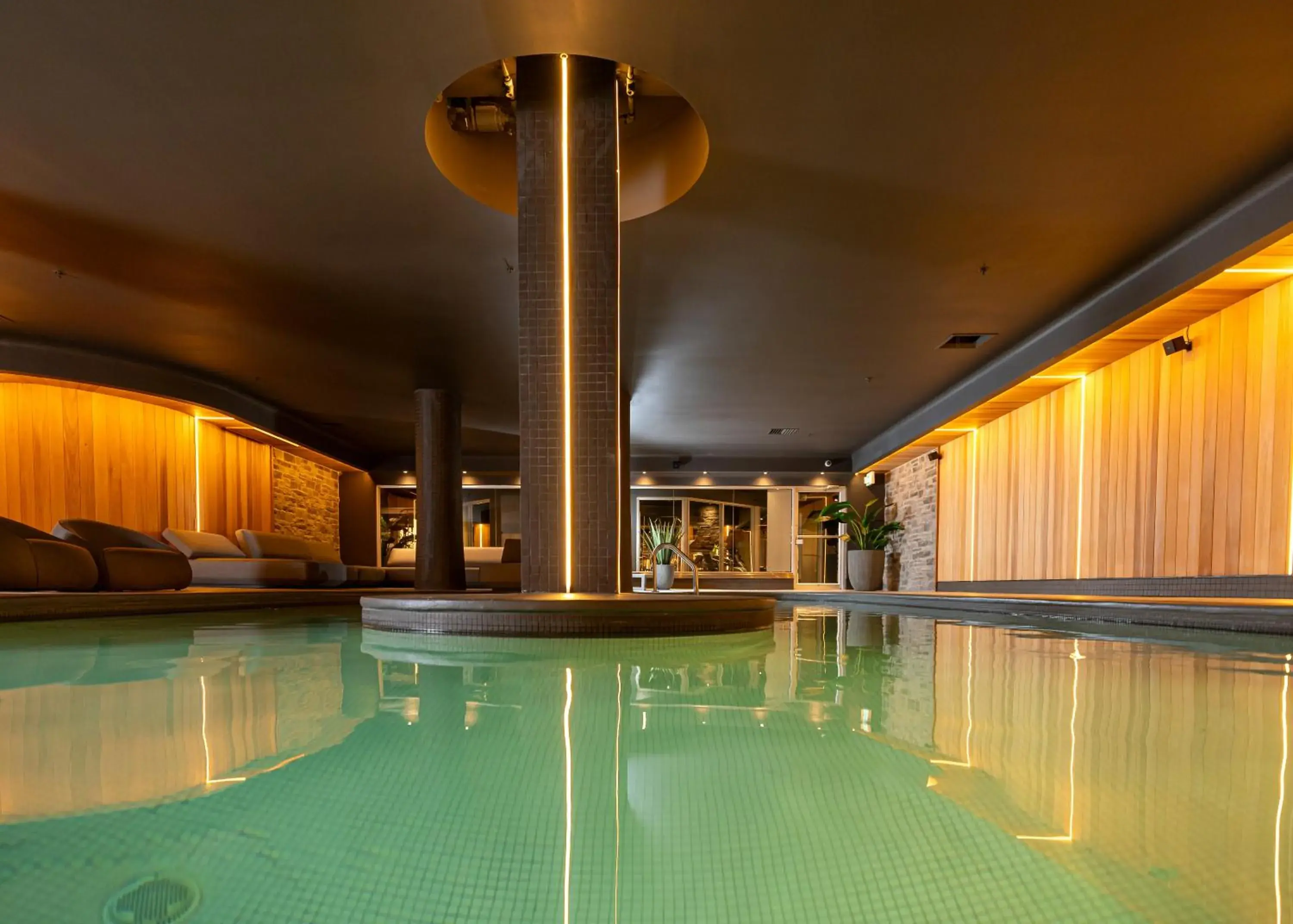 Swimming pool in Hotel Manoir Victoria Swimming pool in Hotel Manoir Victoria