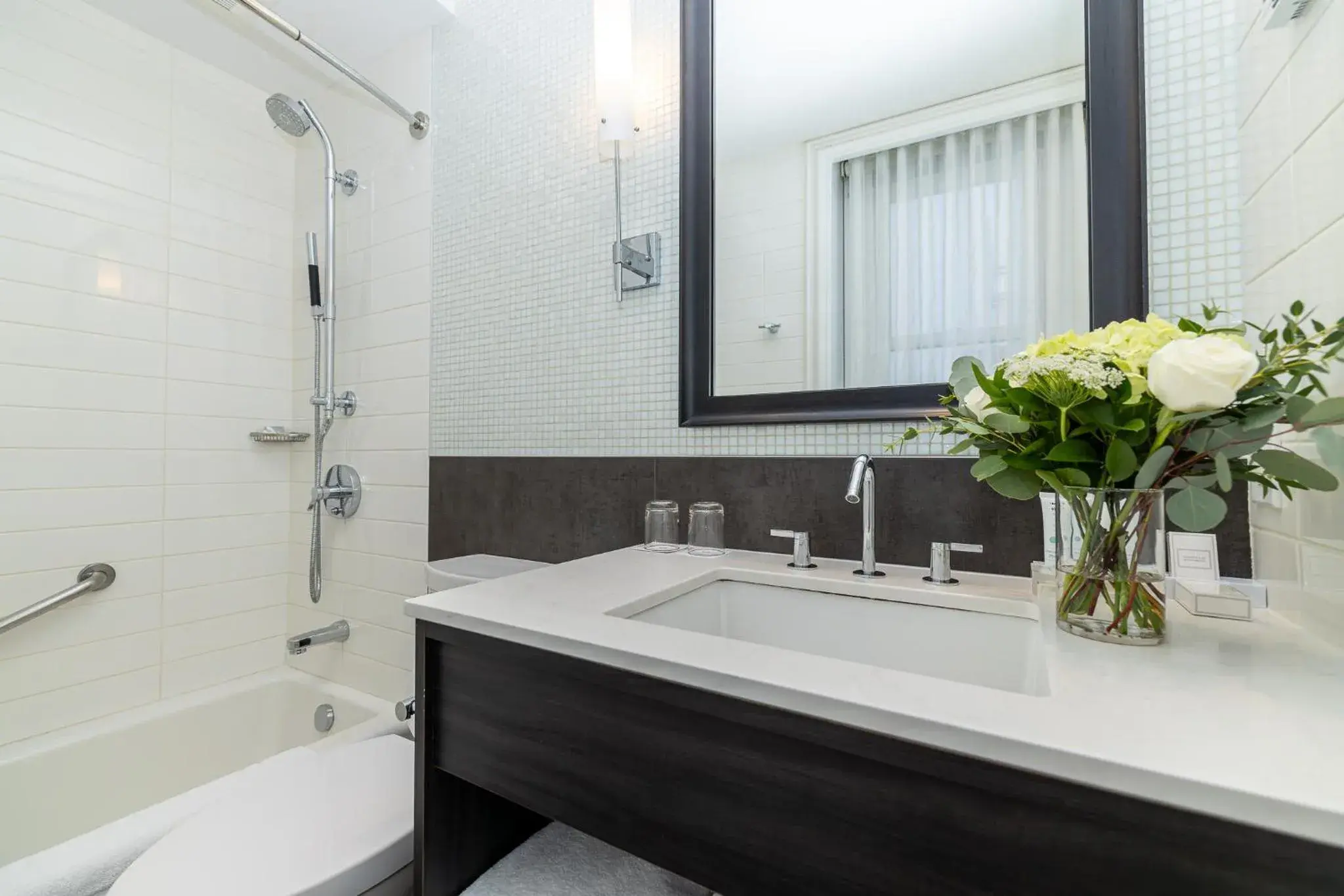 Bathroom in Hotel Manoir Victoria Bathroom in Hotel Manoir Victoria