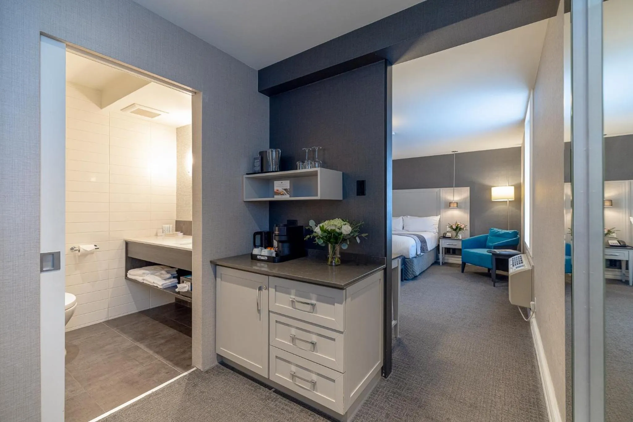 Photo of the whole room, Bed in Hotel Manoir Victoria