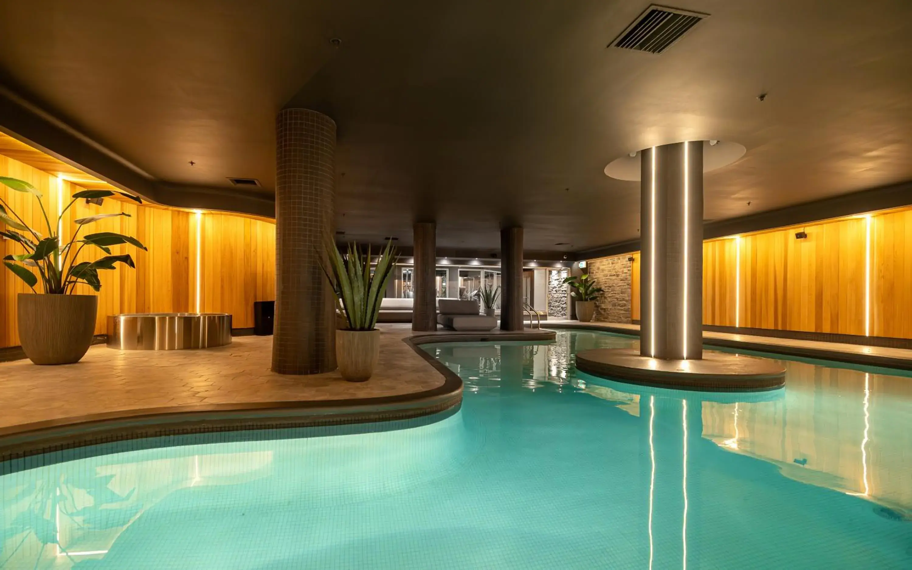 Swimming pool in Hotel Manoir Victoria Swimming pool in Hotel Manoir Victoria