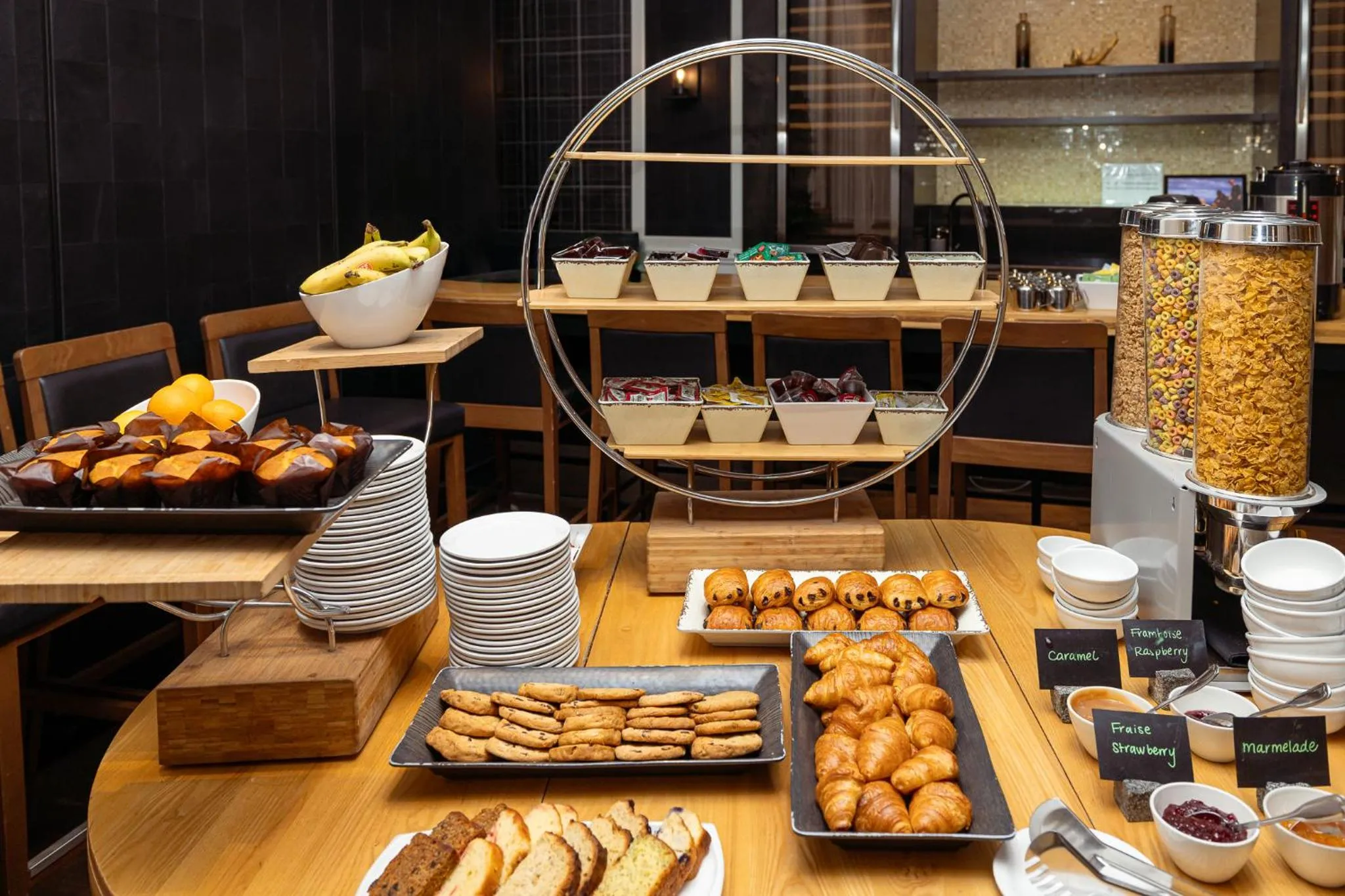 Restaurant/places to eat in Hotel Manoir Victoria