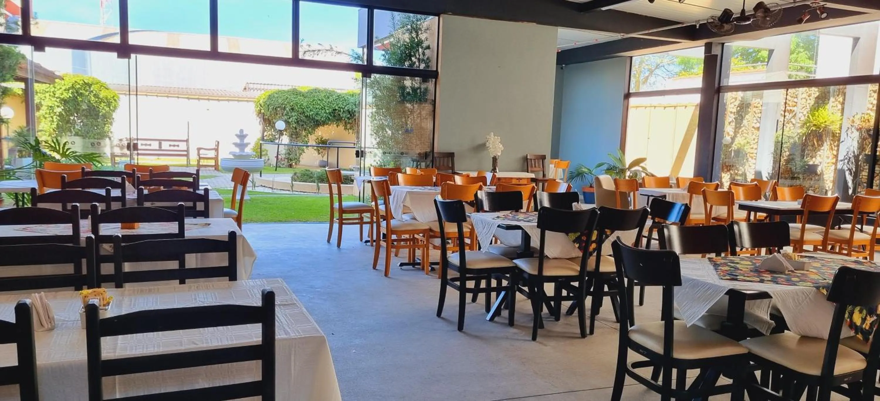 Restaurant/places to eat in Pinda Palace Hotel