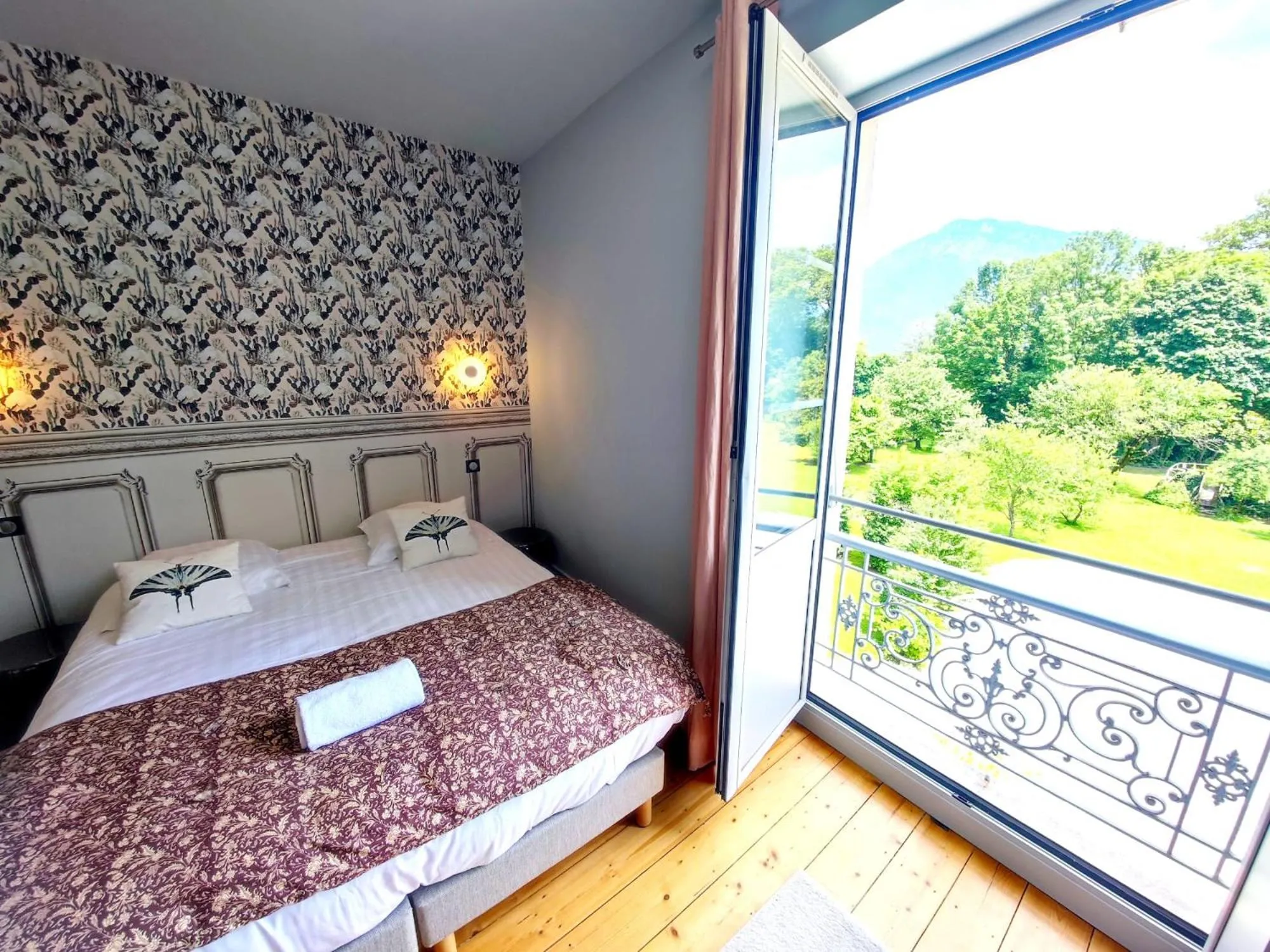 Bed in Domaine Clairfontaine Noyarey - Suites Junior