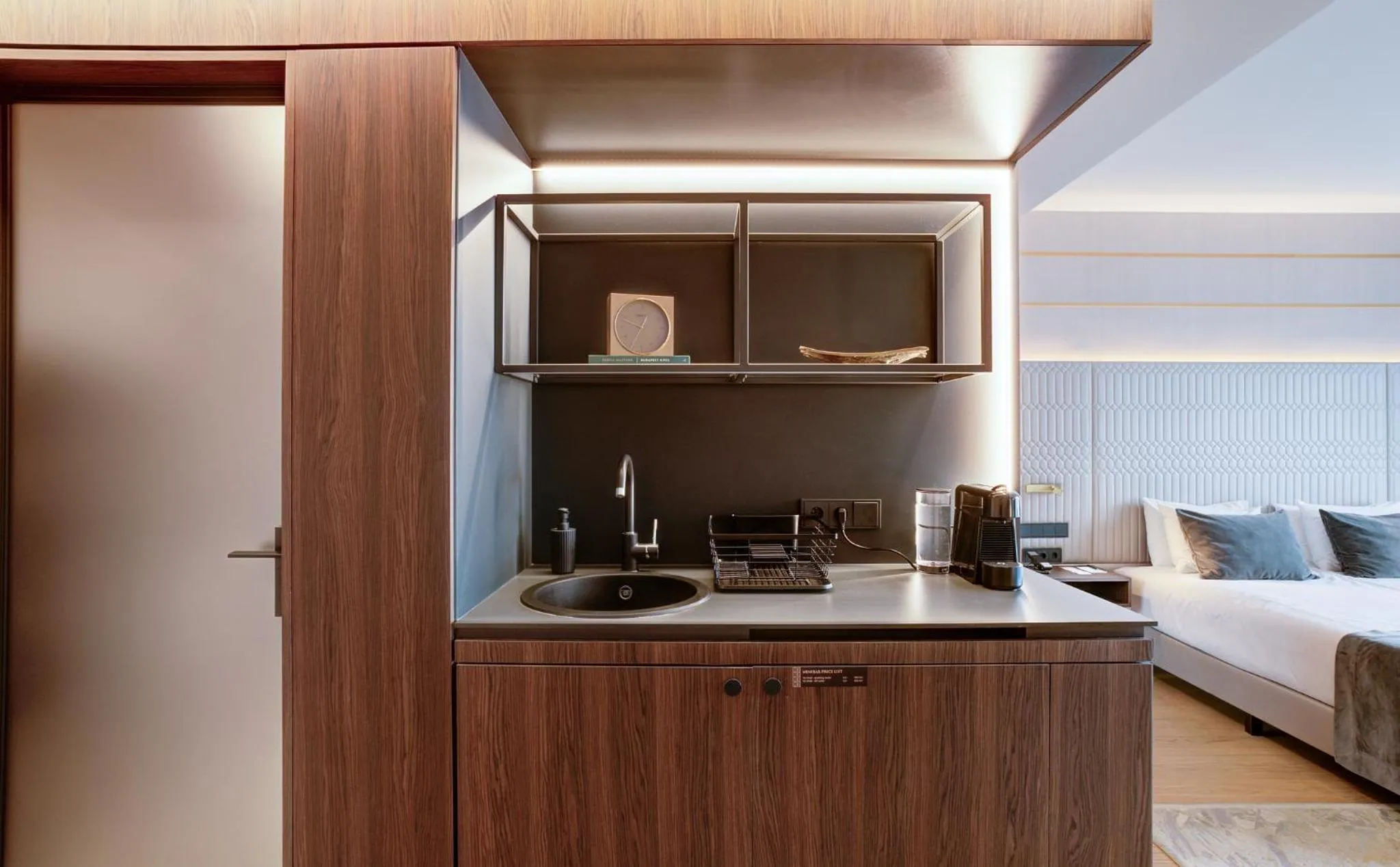 Coffee/tea facilities in Emerald Downtown Luxury Suites by Continental Group