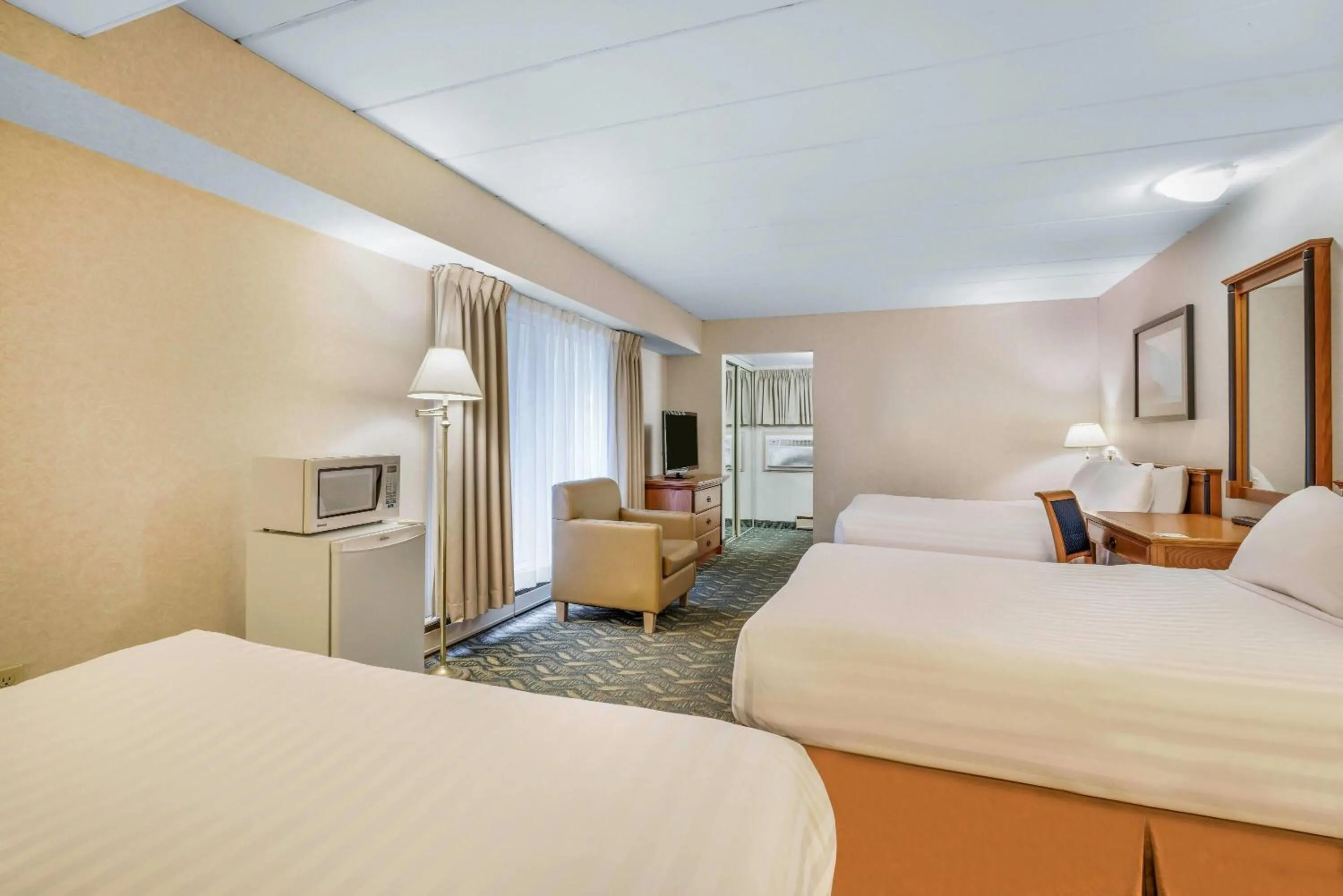 Bed in Travelodge by Wyndham Niagara Falls At the Falls