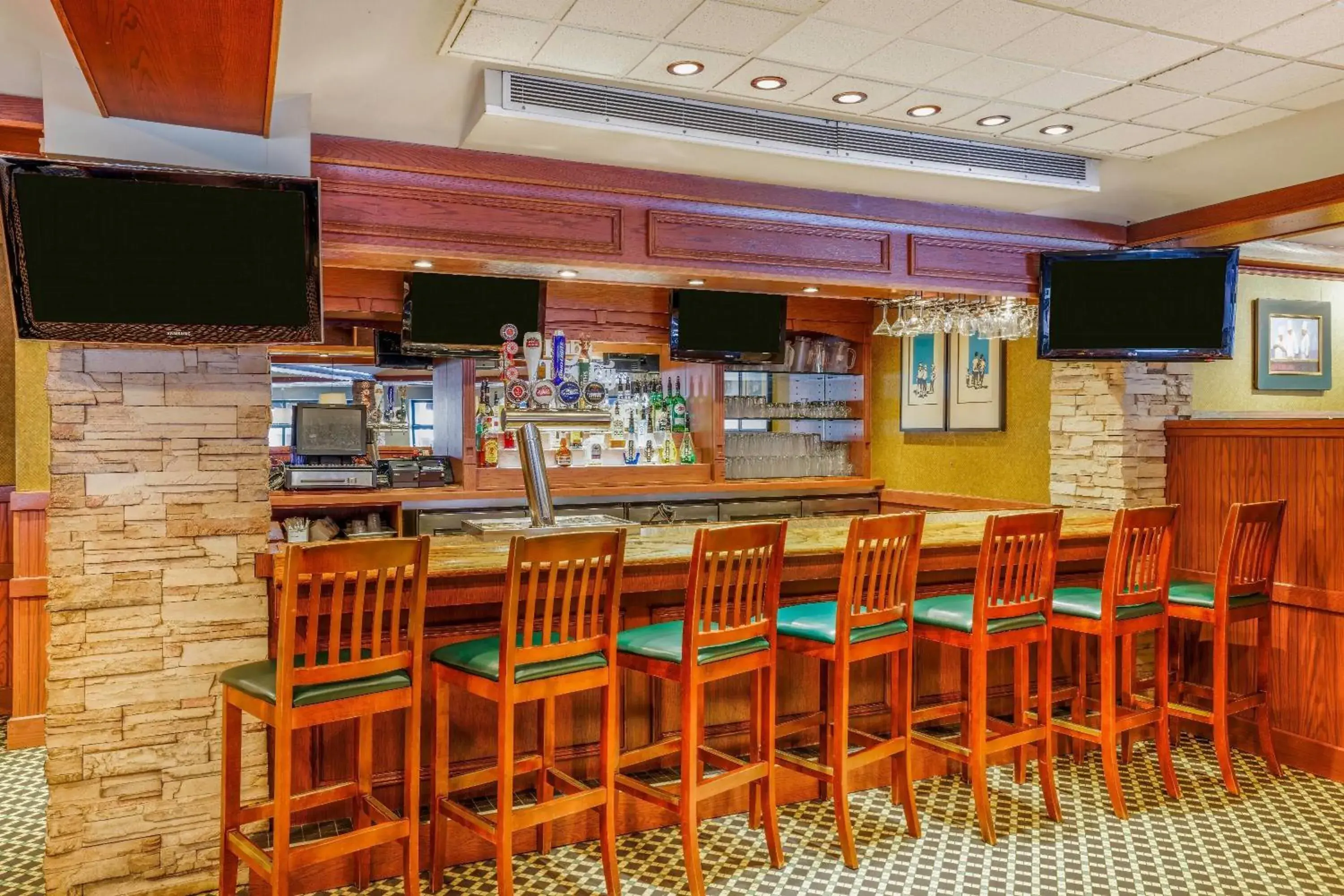 Lounge or bar in Travelodge by Wyndham Niagara Falls At the Falls Lounge or bar in Travelodge by Wyndham Niagara Falls At the Falls