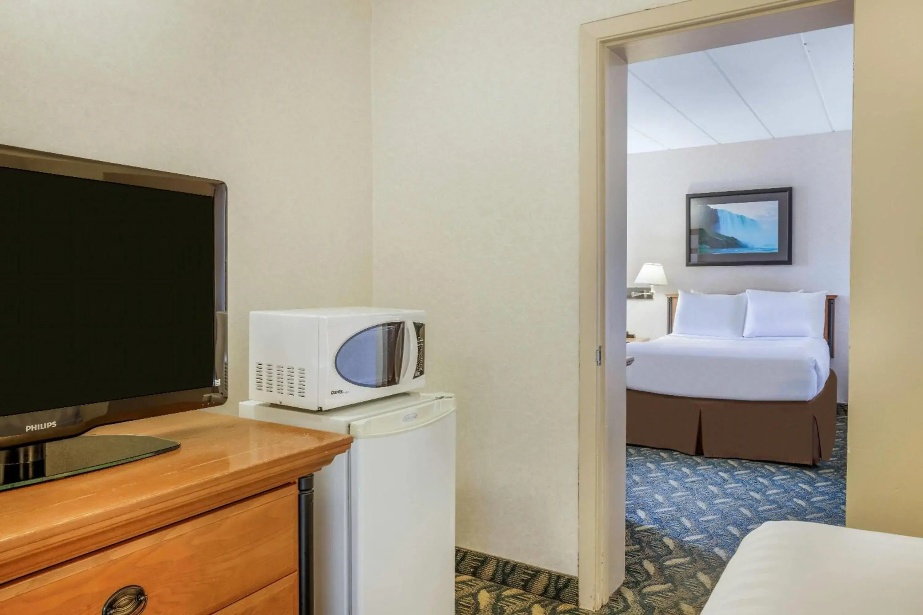 Bed in Travelodge by Wyndham Niagara Falls At the Falls Bed in Travelodge by Wyndham Niagara Falls At the Falls