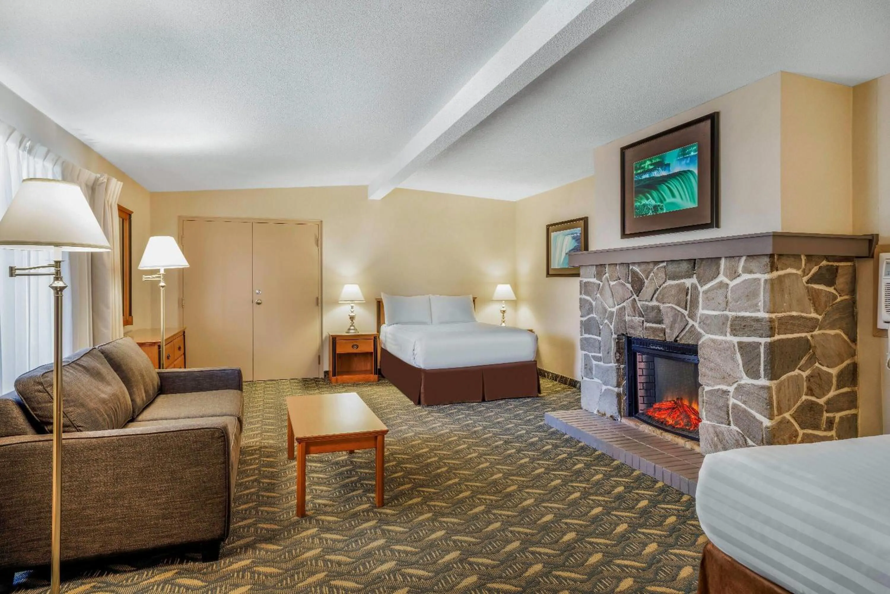 Photo of the whole room, Bed in Travelodge by Wyndham Niagara Falls At the Falls