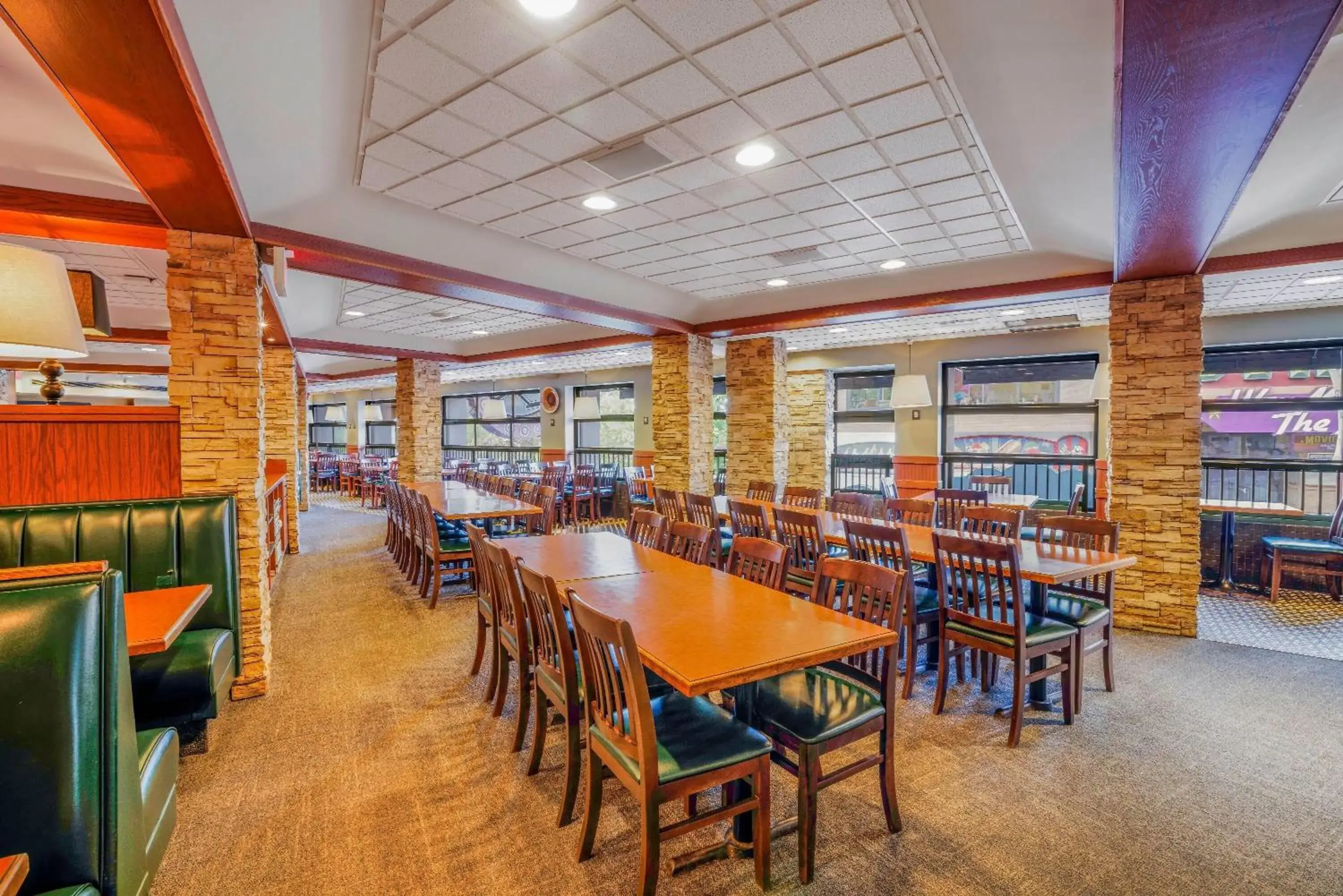 Lounge or bar in Travelodge by Wyndham Niagara Falls At the Falls Lounge or bar in Travelodge by Wyndham Niagara Falls At the Falls