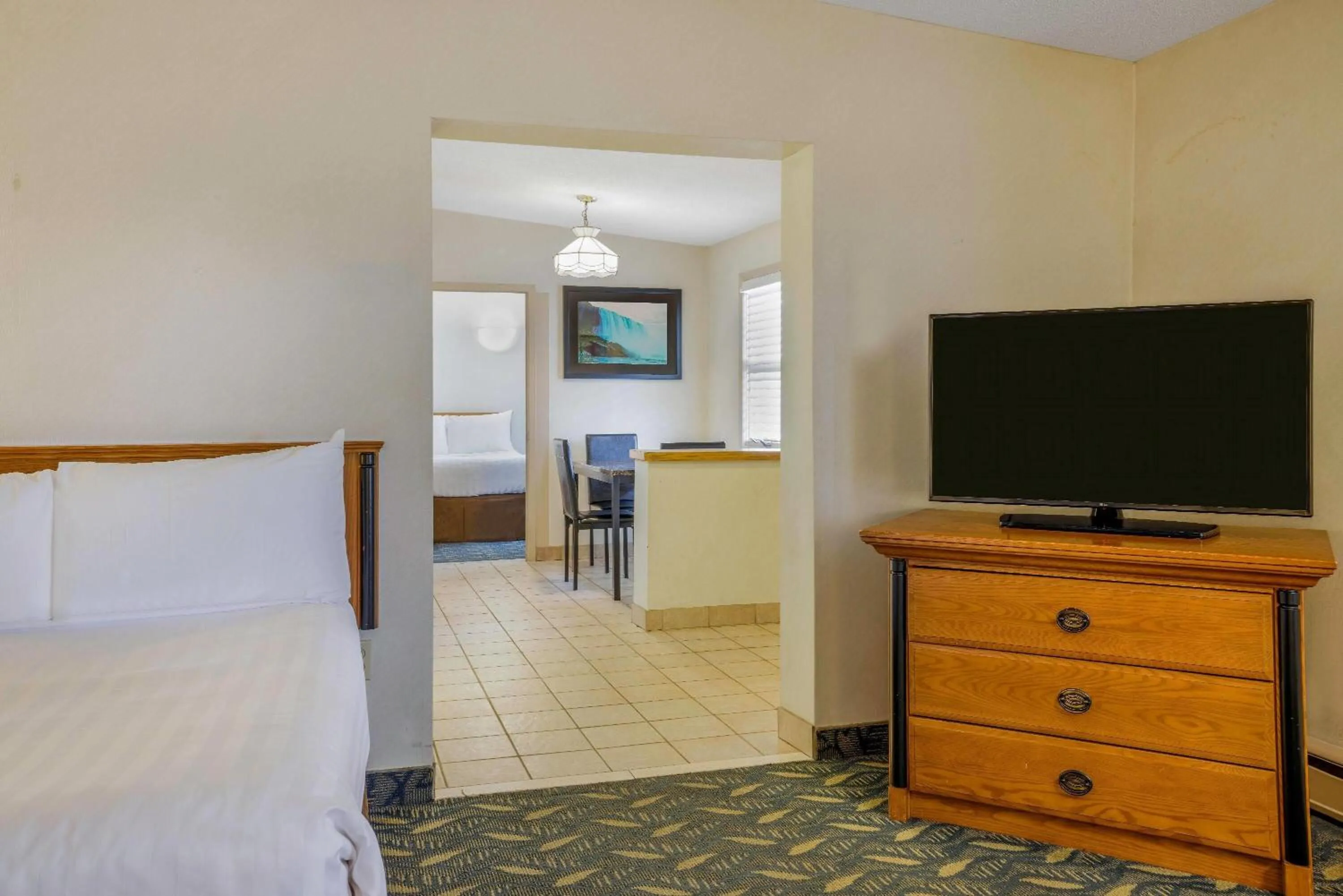 Photo of the whole room, Bed in Travelodge by Wyndham Niagara Falls At the Falls