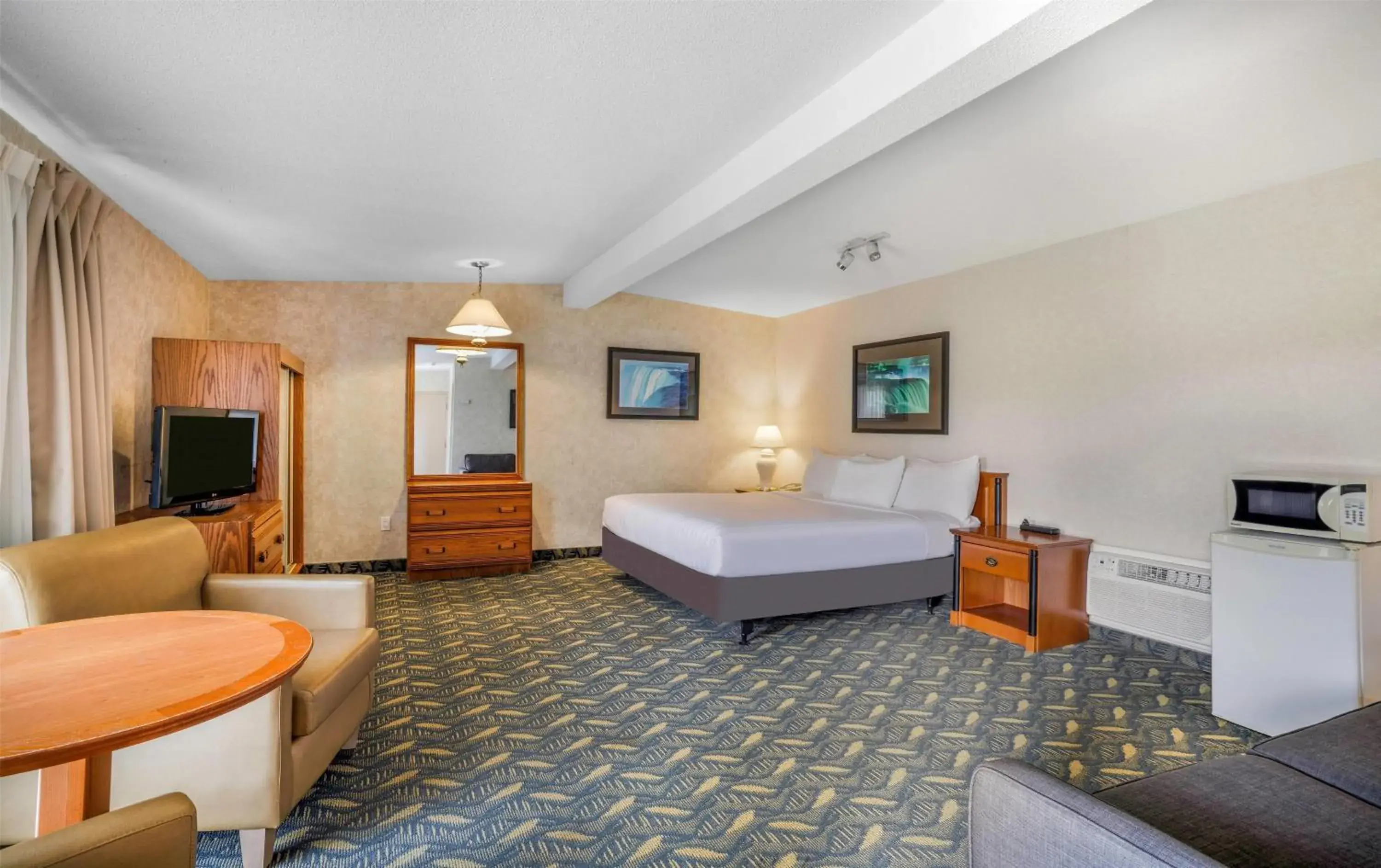 Photo of the whole room, Bed in Travelodge by Wyndham Niagara Falls At the Falls Photo of the whole room, Bed in Travelodge by Wyndham Niagara Falls At the Falls