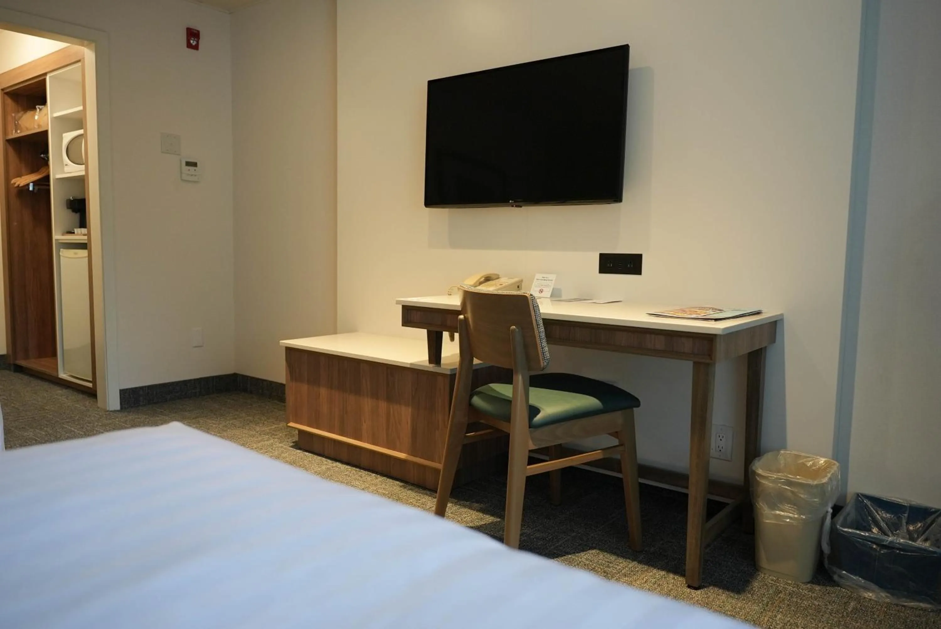 TV and multimedia, Bed in Travelodge by Wyndham Niagara Falls At the Falls