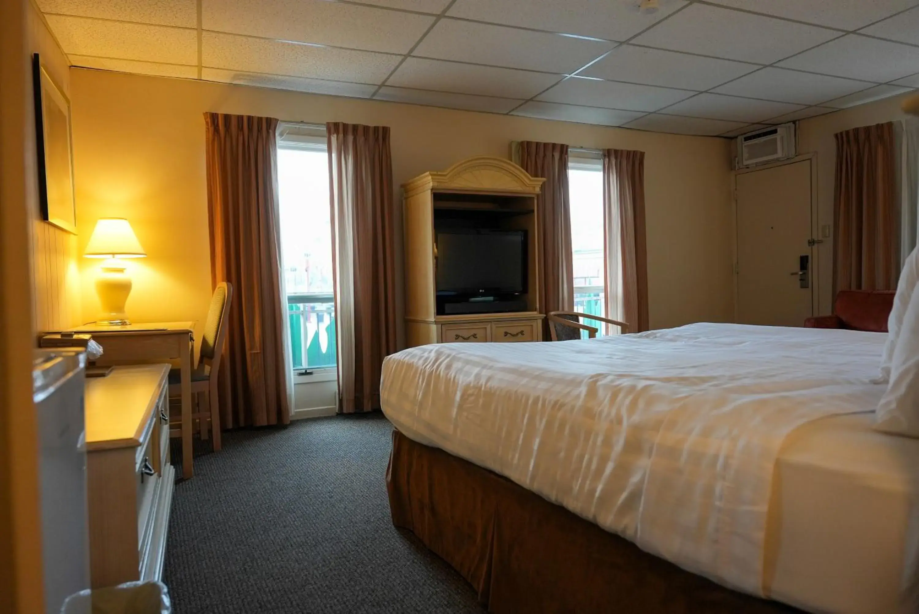 Two King Beds and Two Sofa Beds - Non-Smoking in Travelodge by Wyndham Niagara Falls At the Falls Two King Beds and Two Sofa Beds - Non-Smoking in Travelodge by Wyndham Niagara Falls At the Falls