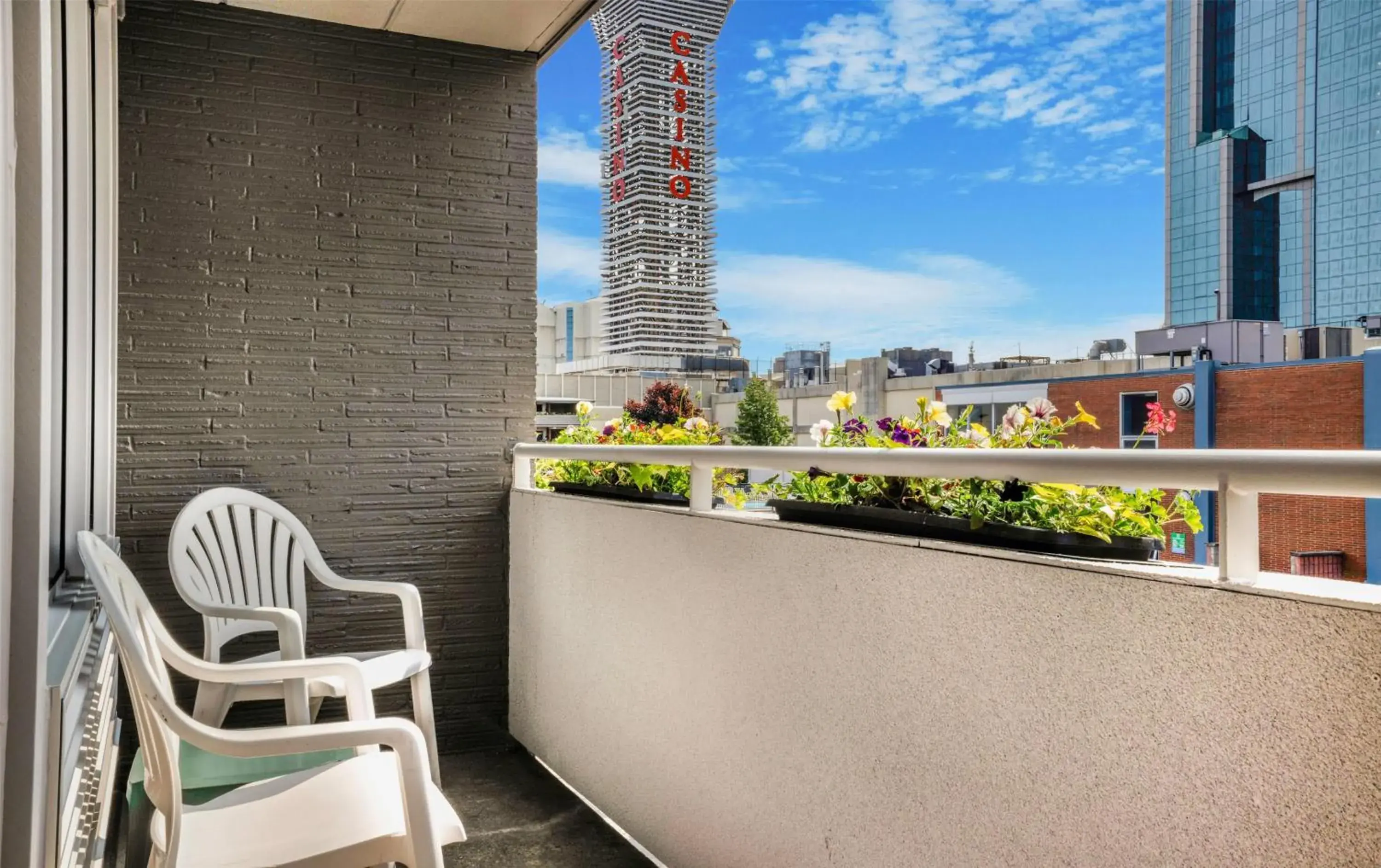 Photo of the whole room in Travelodge by Wyndham Niagara Falls At the Falls Photo of the whole room in Travelodge by Wyndham Niagara Falls At the Falls