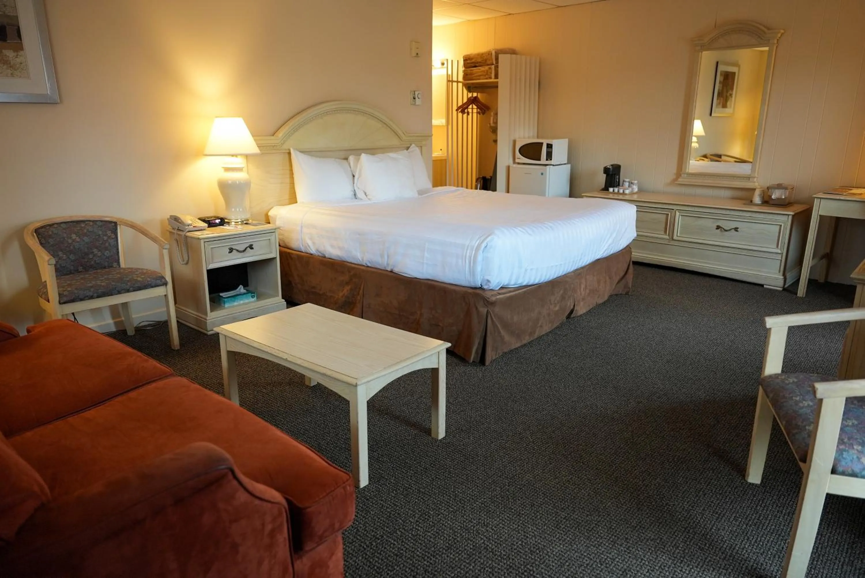 King Suite with Two Sofa Beds - Non-Smoking in Travelodge by Wyndham Niagara Falls At the Falls