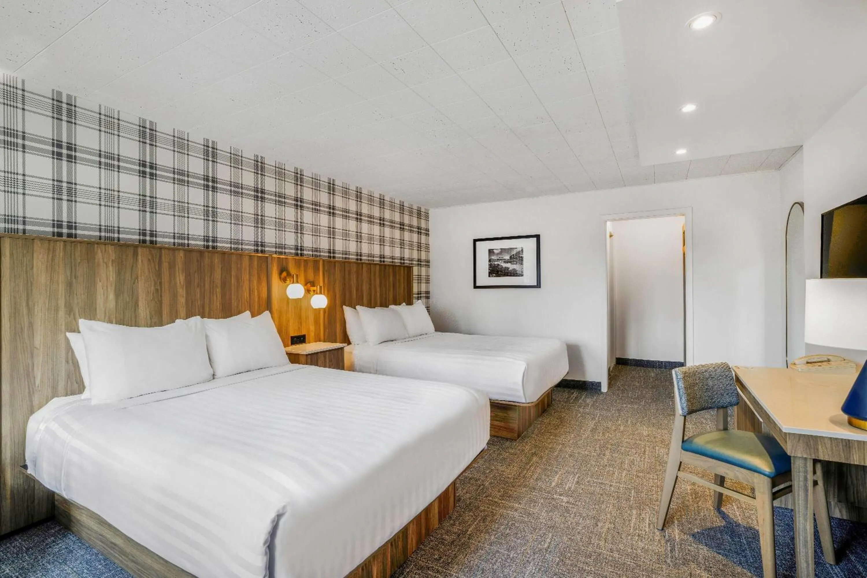 Bed in Travelodge by Wyndham Niagara Falls At the Falls